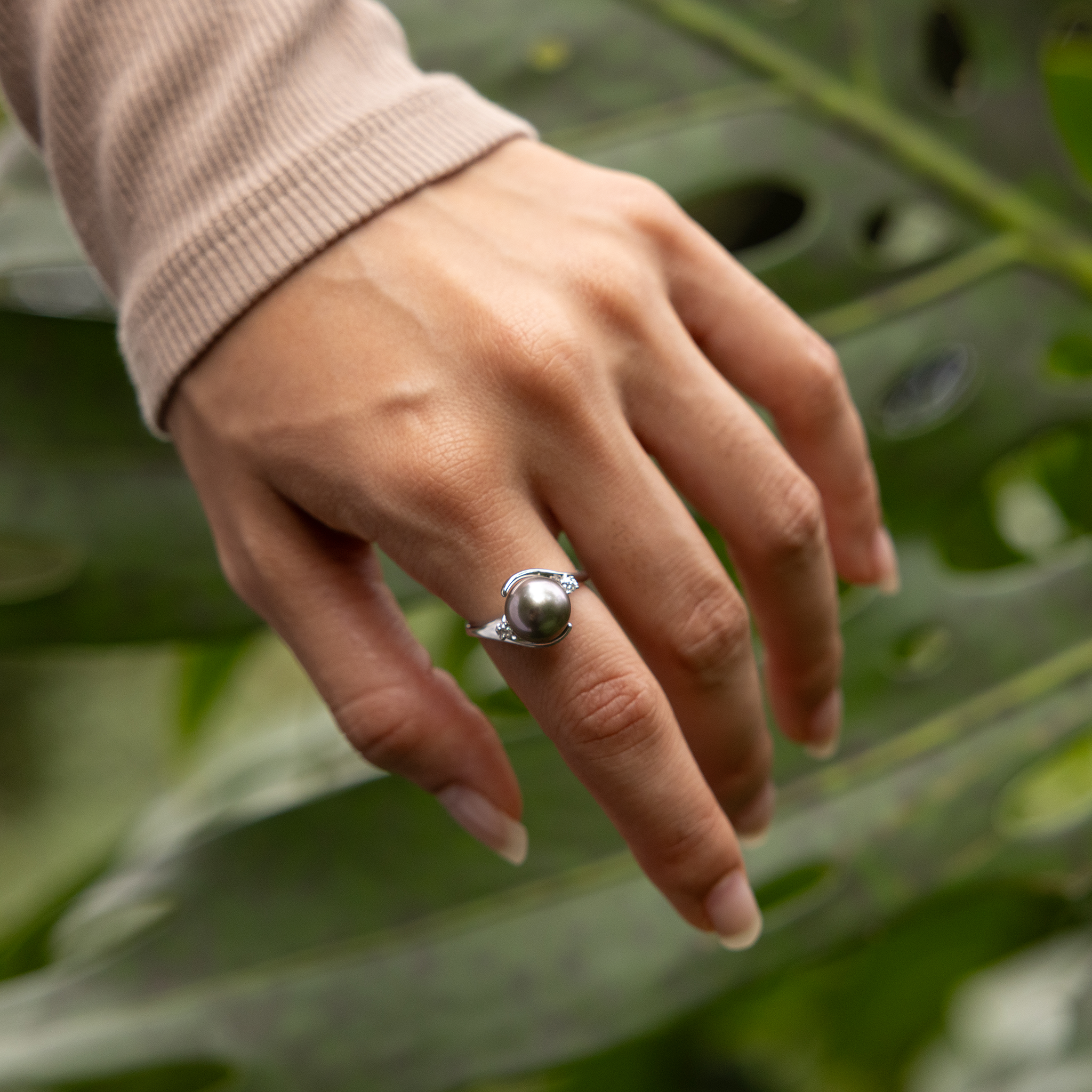 Tahitian Black Pearl Ring in White Gold with Diamonds - 9-10mm