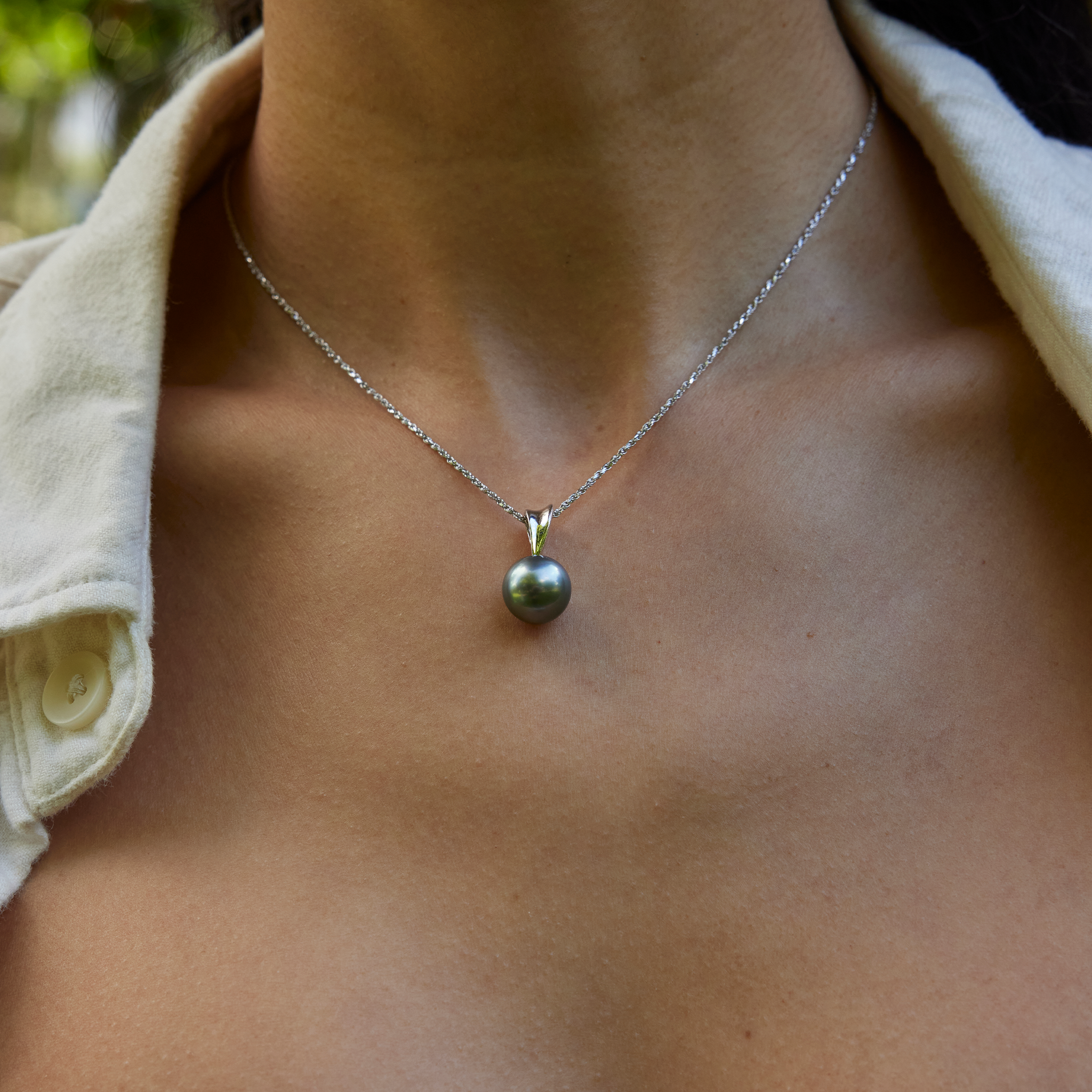 Tahitian Black Pearl Pendant in White Gold - 10-11mm