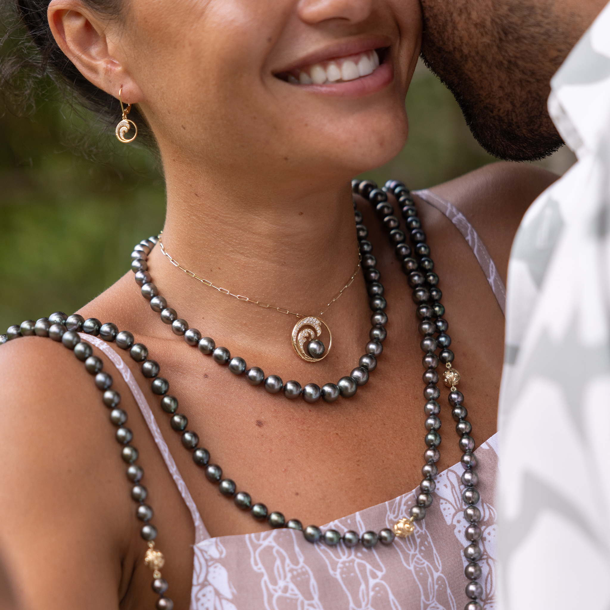 Nalu Tahitian Black Pearl Pendant in Gold with Diamonds - 24mm