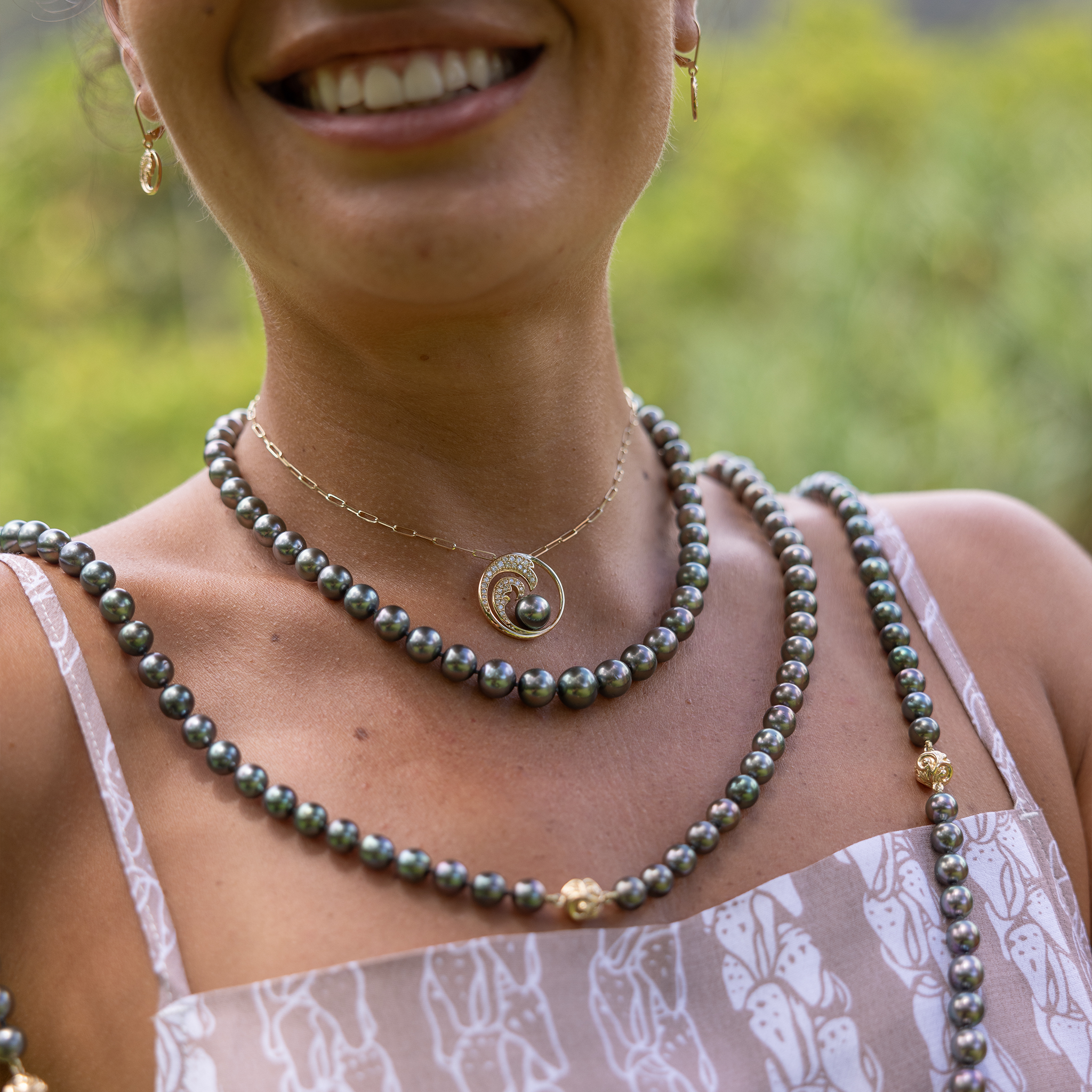 Nalu Tahitian Black Pearl Pendant in Gold with Diamonds - 24mm