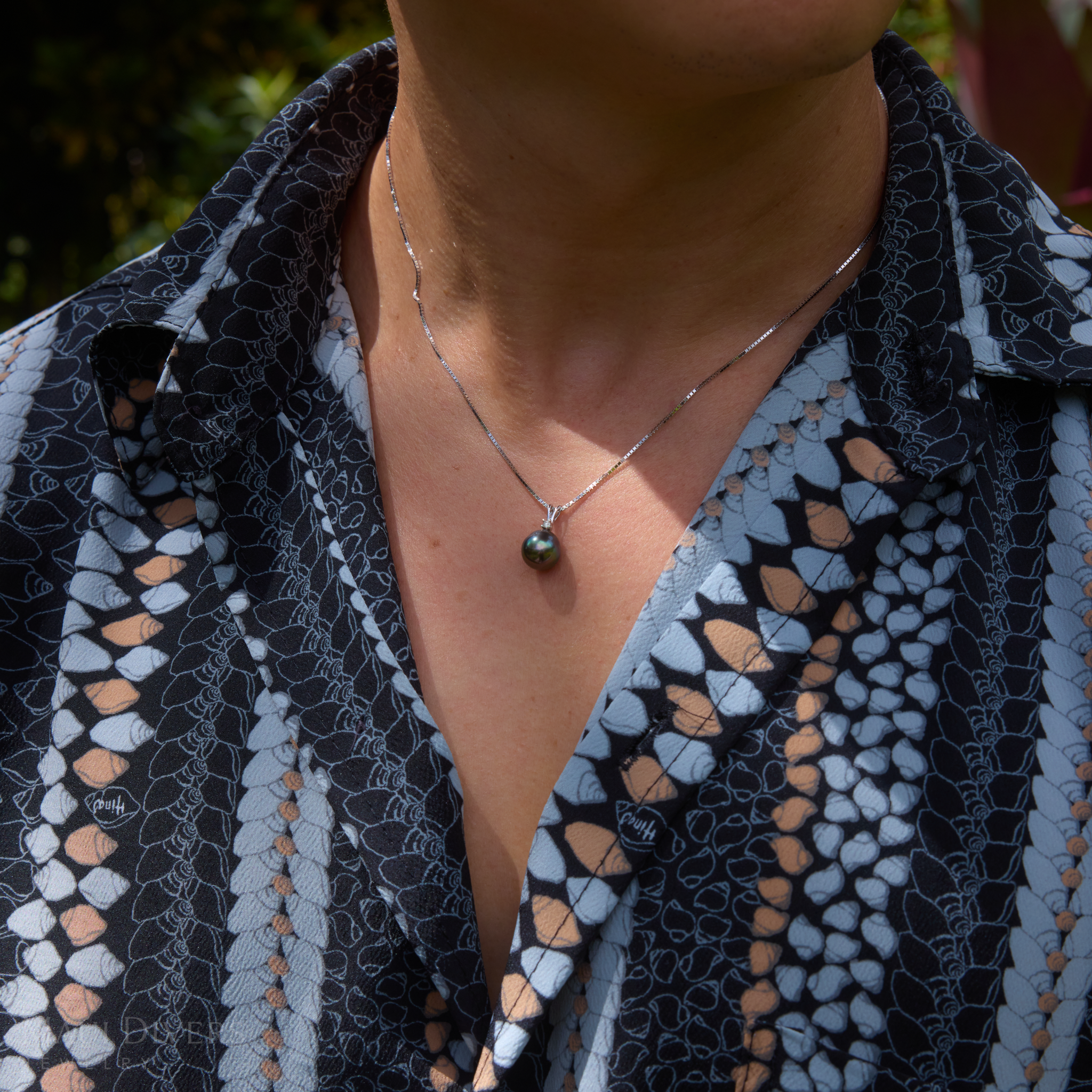 Tahitian Black Pearl Pendant in White Gold with Diamond - 8-10mm