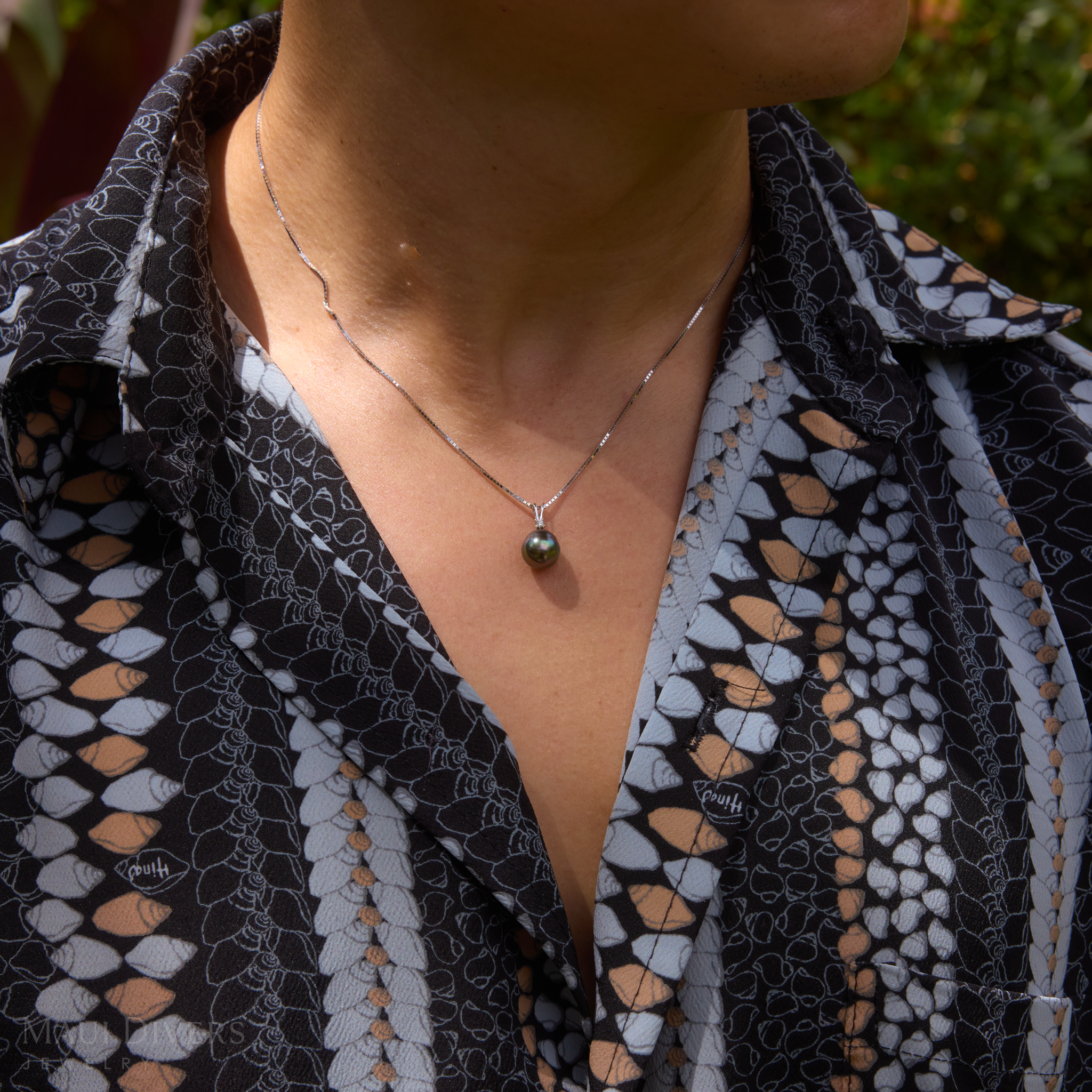 Tahitian Black Pearl Pendant in White Gold with Diamond - 8-10mm