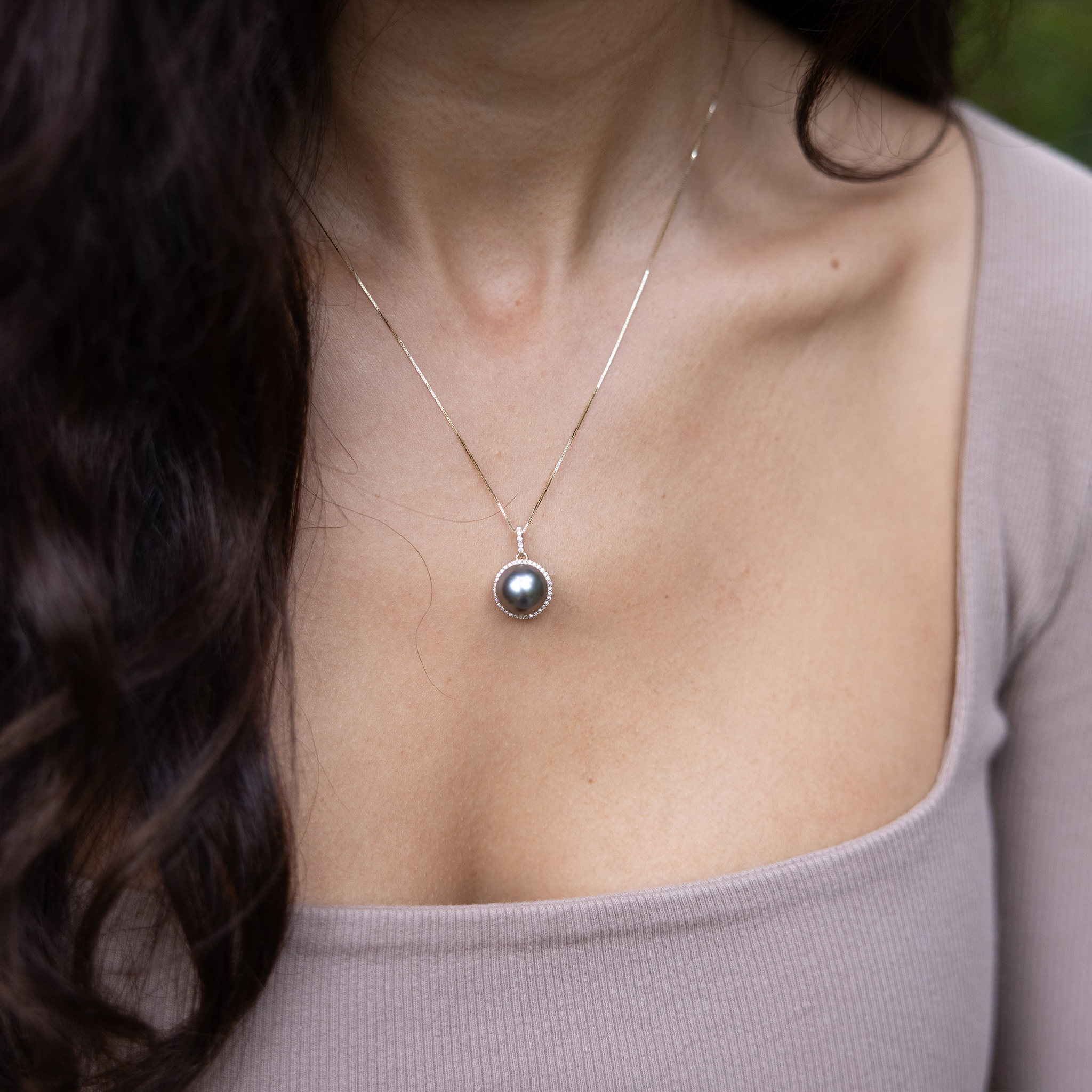 Halo Tahitian Black Pearl Pendant in Gold with Diamond - 10-11mm