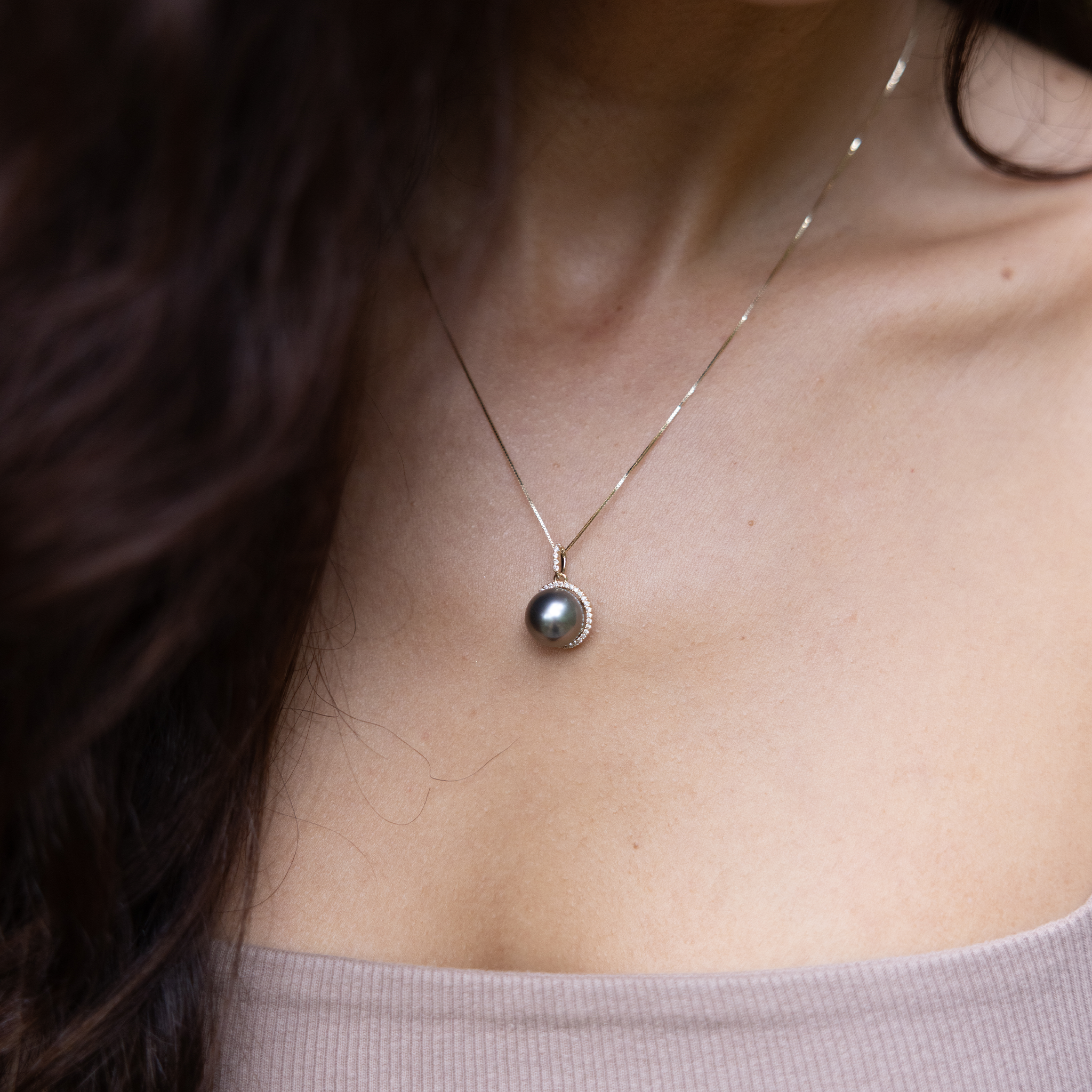 Halo Tahitian Black Pearl Pendant in Gold with Diamond - 10-11mm