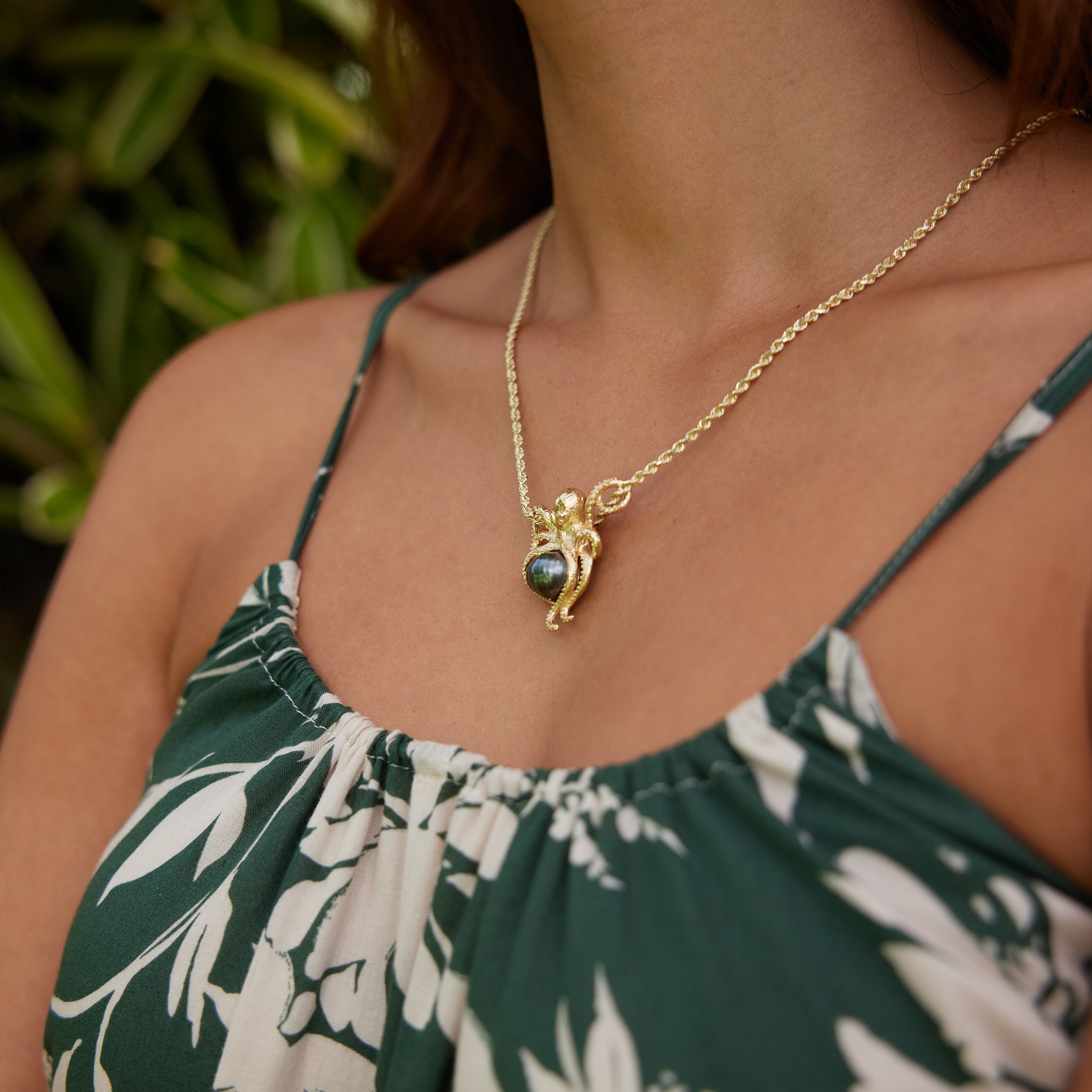 Heʻe (Octopus) Tahitian Black Pearl Pendant in Gold - 10-11mm