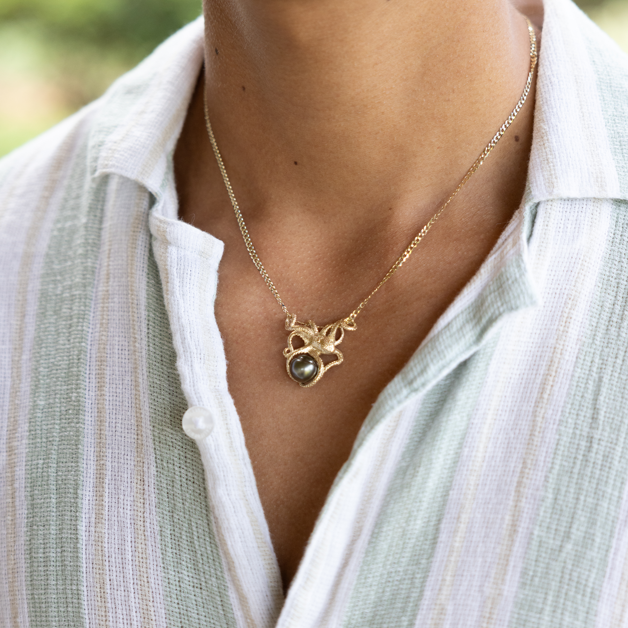 Heʻe (Octopus) Tahitian Black Pearl Pendant in Gold - 10-11mm