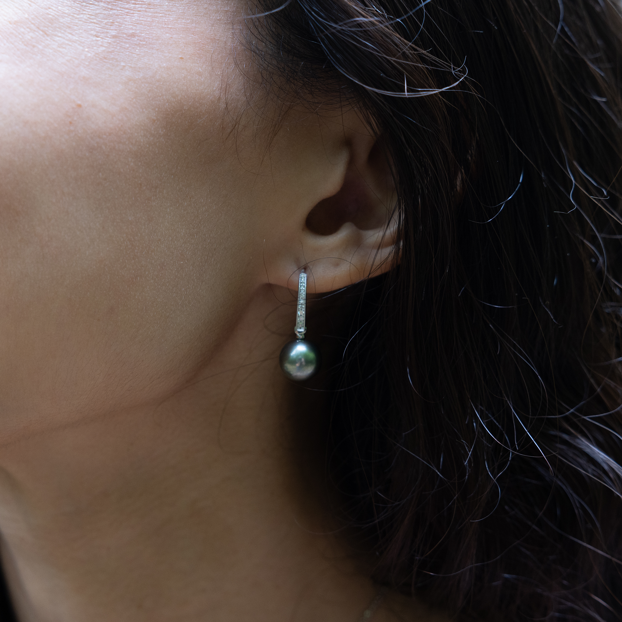 Tahitian Black Pearl Earrings in White Gold with Diamonds - 9-10mm