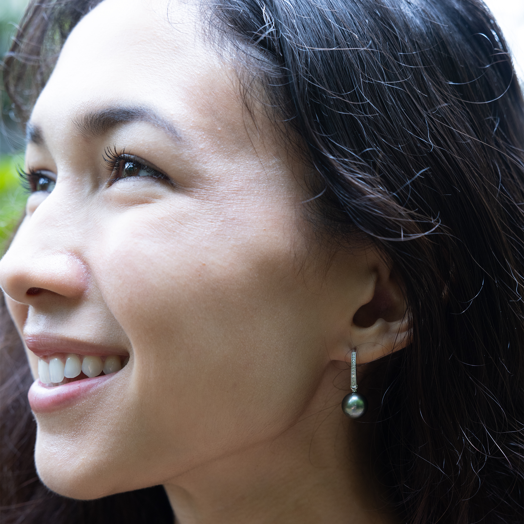 Tahitian Black Pearl Earrings in White Gold with Diamonds - 9-10mm