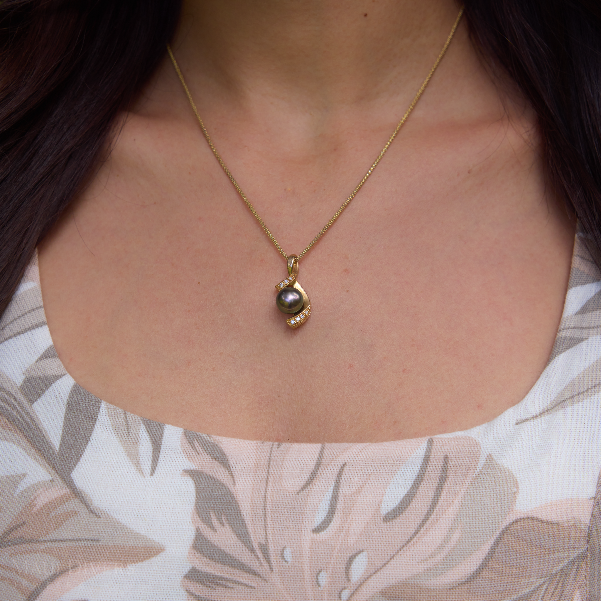 18" Tahitian Black Pearl Pendant Necklace in Gold with Diamonds - 10-11mm