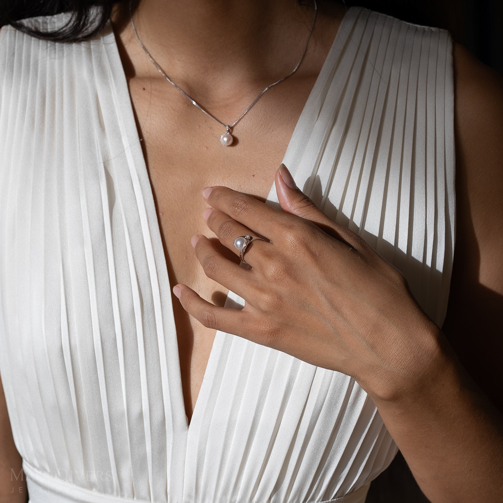 Akoya White Pearl Ring in White Gold with Diamond - 8mm