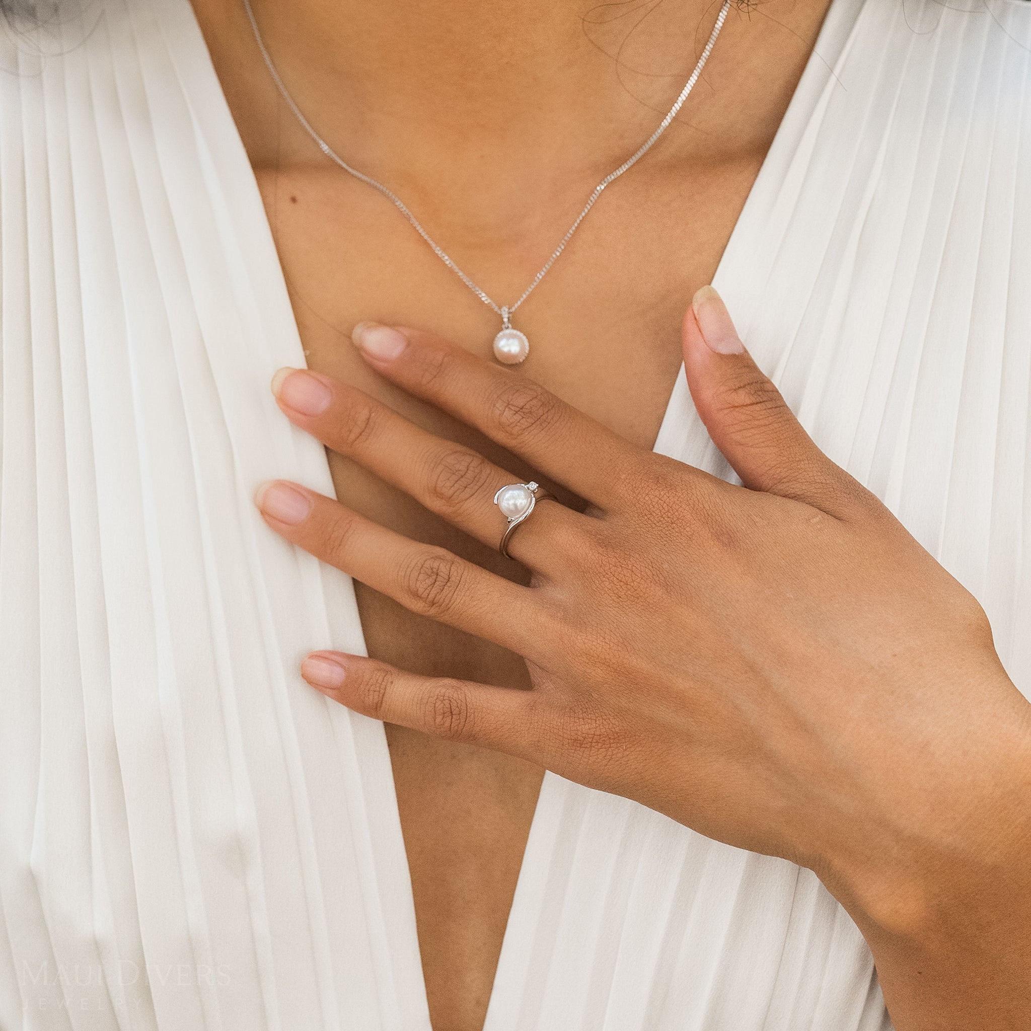 Akoya White Pearl Ring in White Gold with Diamond - 8mm