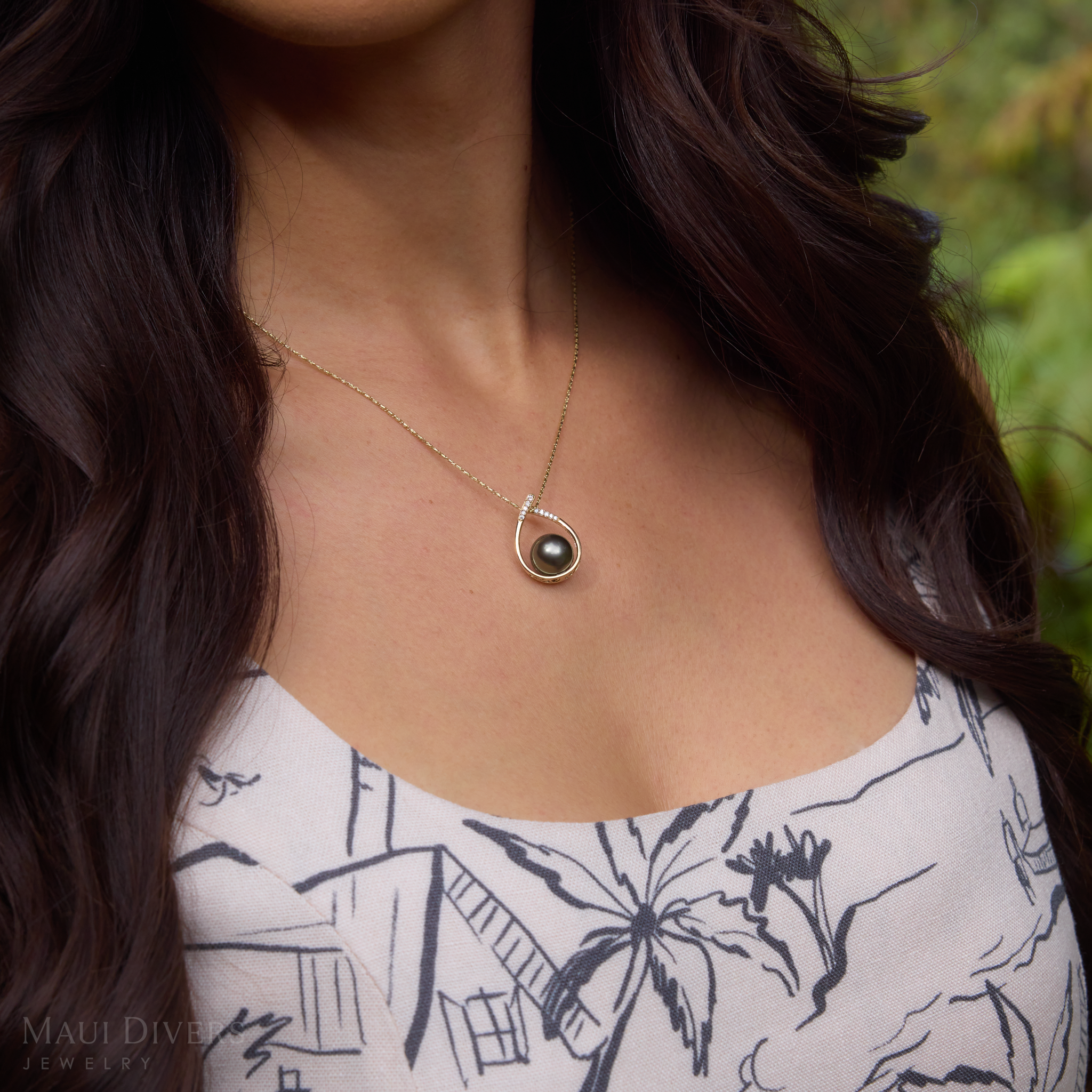 Teardrop Tahitian Black Pearl Pendant in Gold with Diamonds - 10-11mm