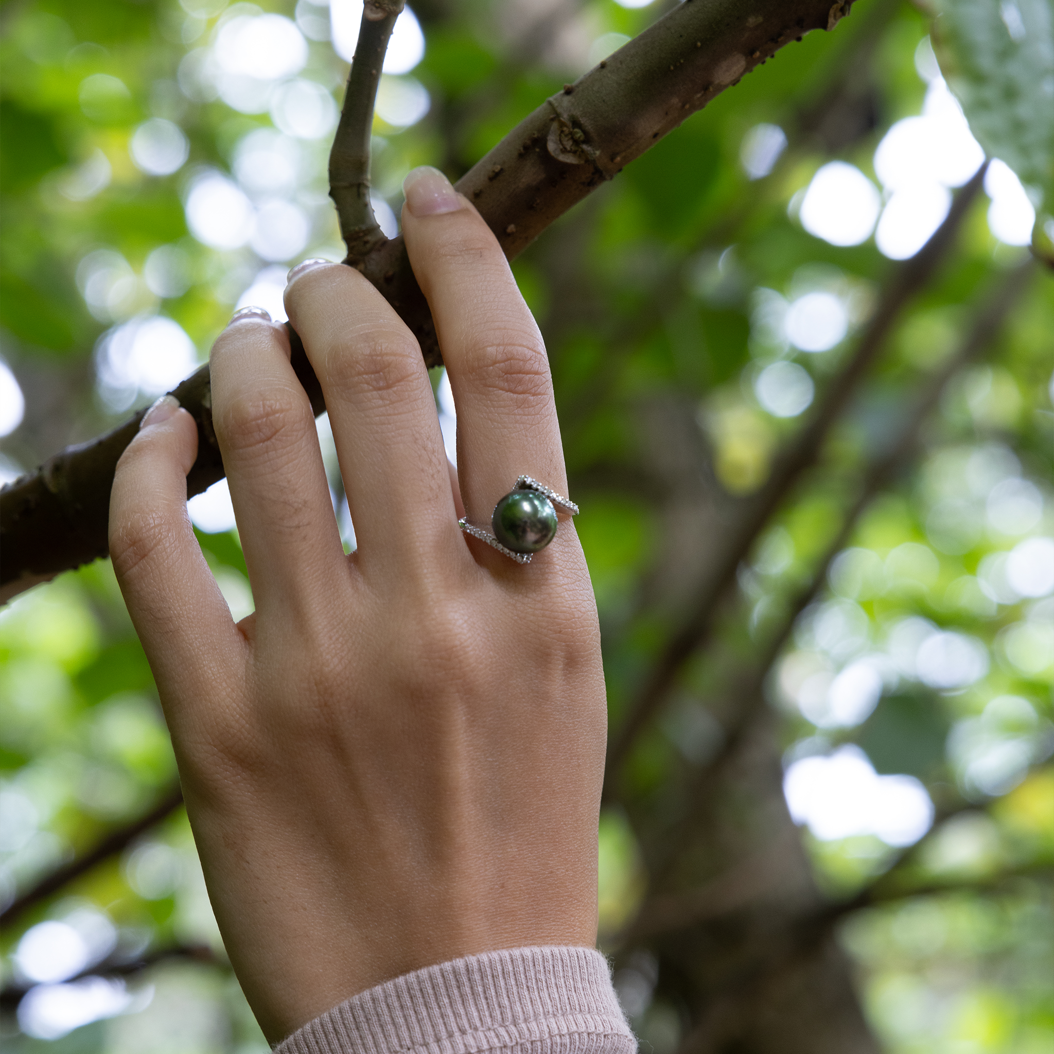 Tahitian Black Pearl Ring in White Gold with Diamonds - 10-11mm