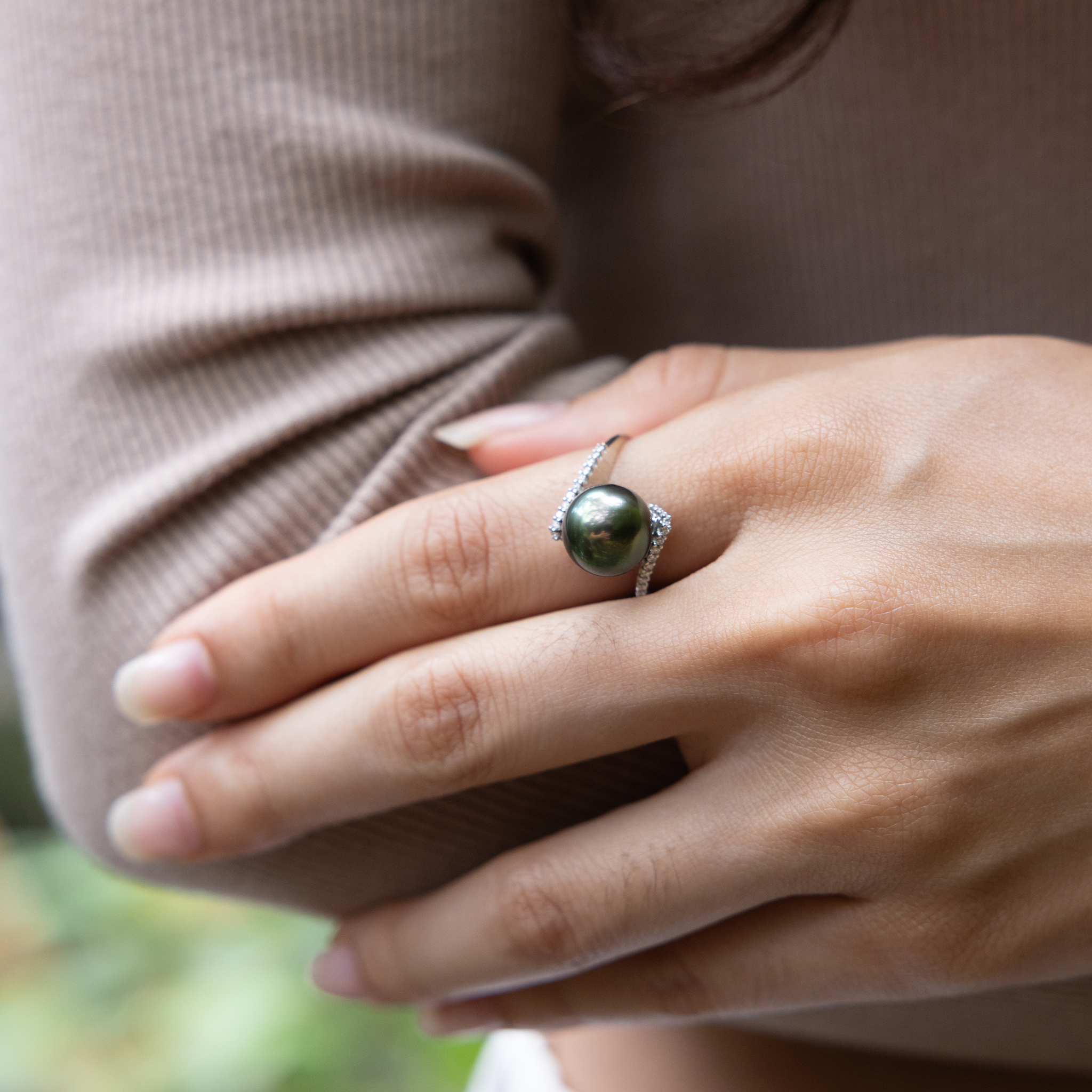Tahitian Black Pearl Ring in White Gold with Diamonds - 10-11mm
