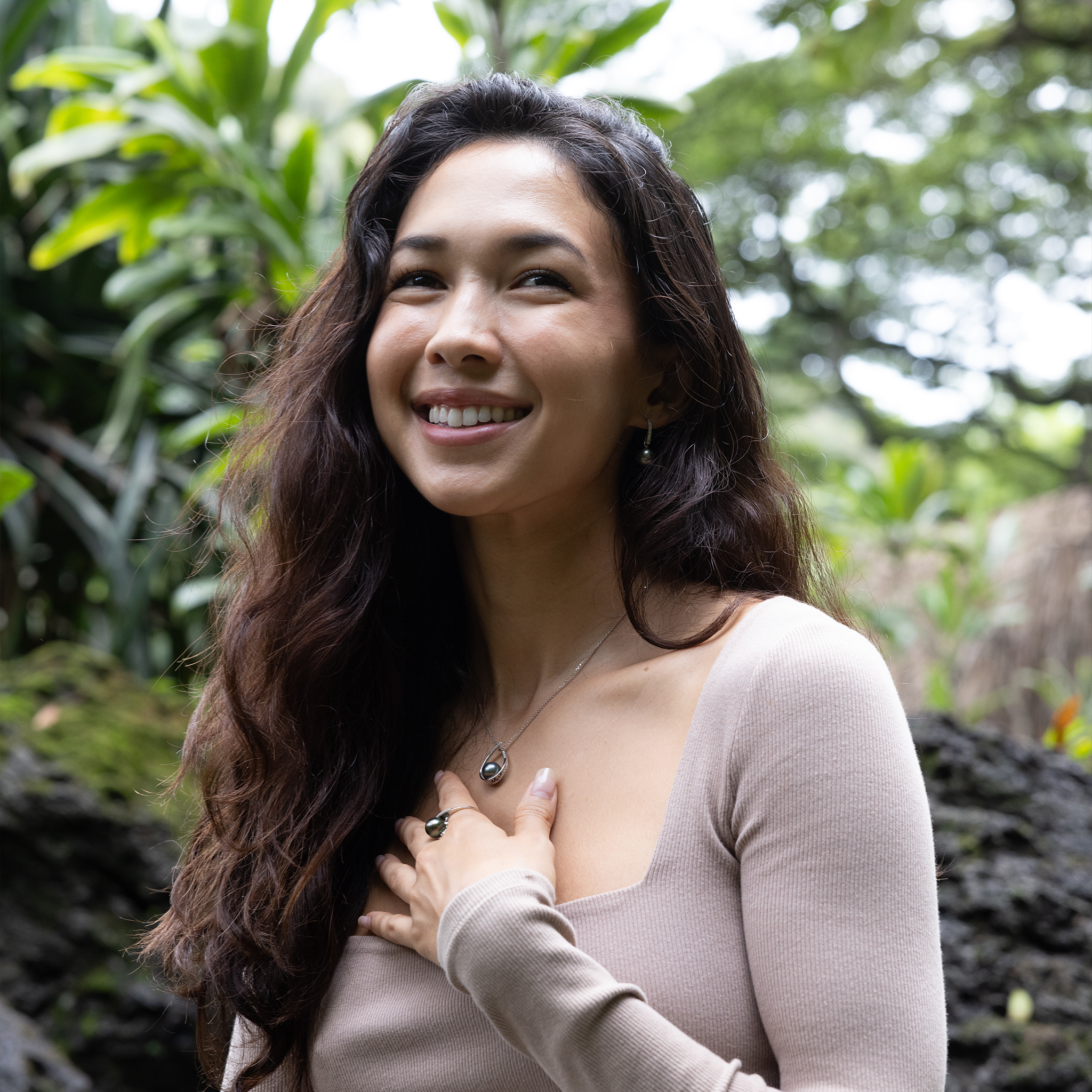 Teardrop Tahitian Black Pearl Pendant in White Gold with Diamonds - 10-11mm