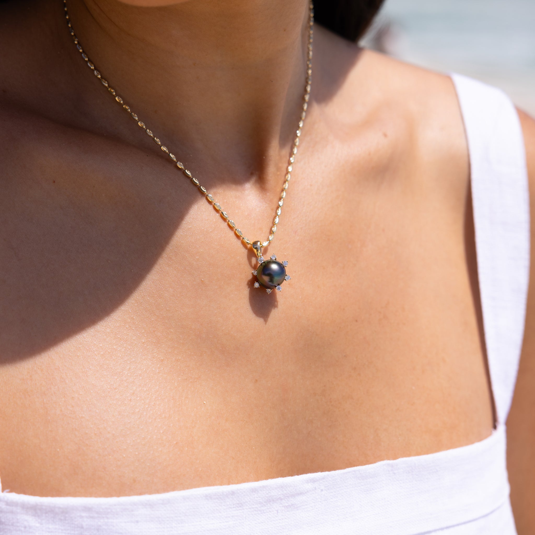 Protea Tahitian Black Pearl Pendant in Gold - 11-12mm