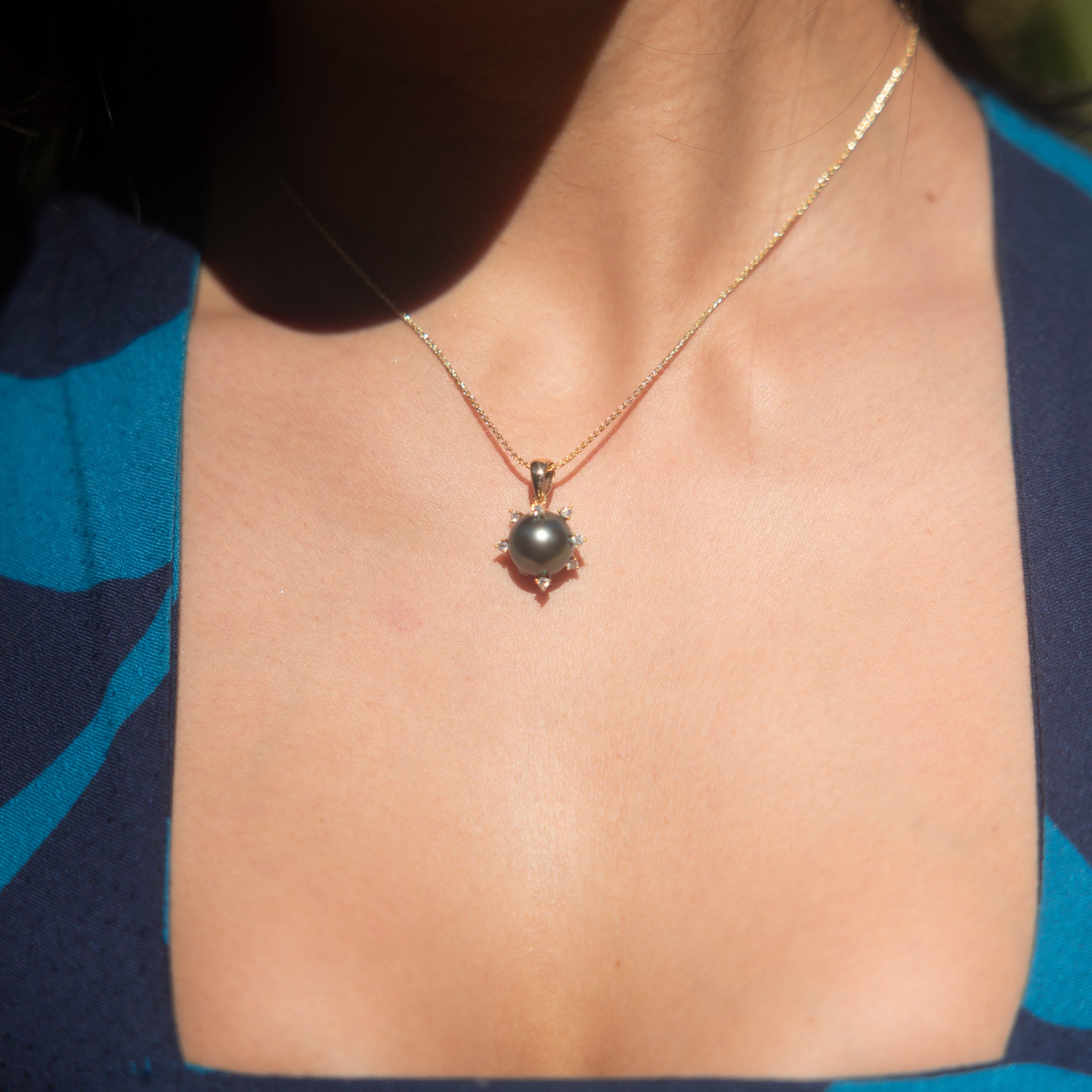 Protea Tahitian Black Pearl Pendant in Gold - 11-12mm