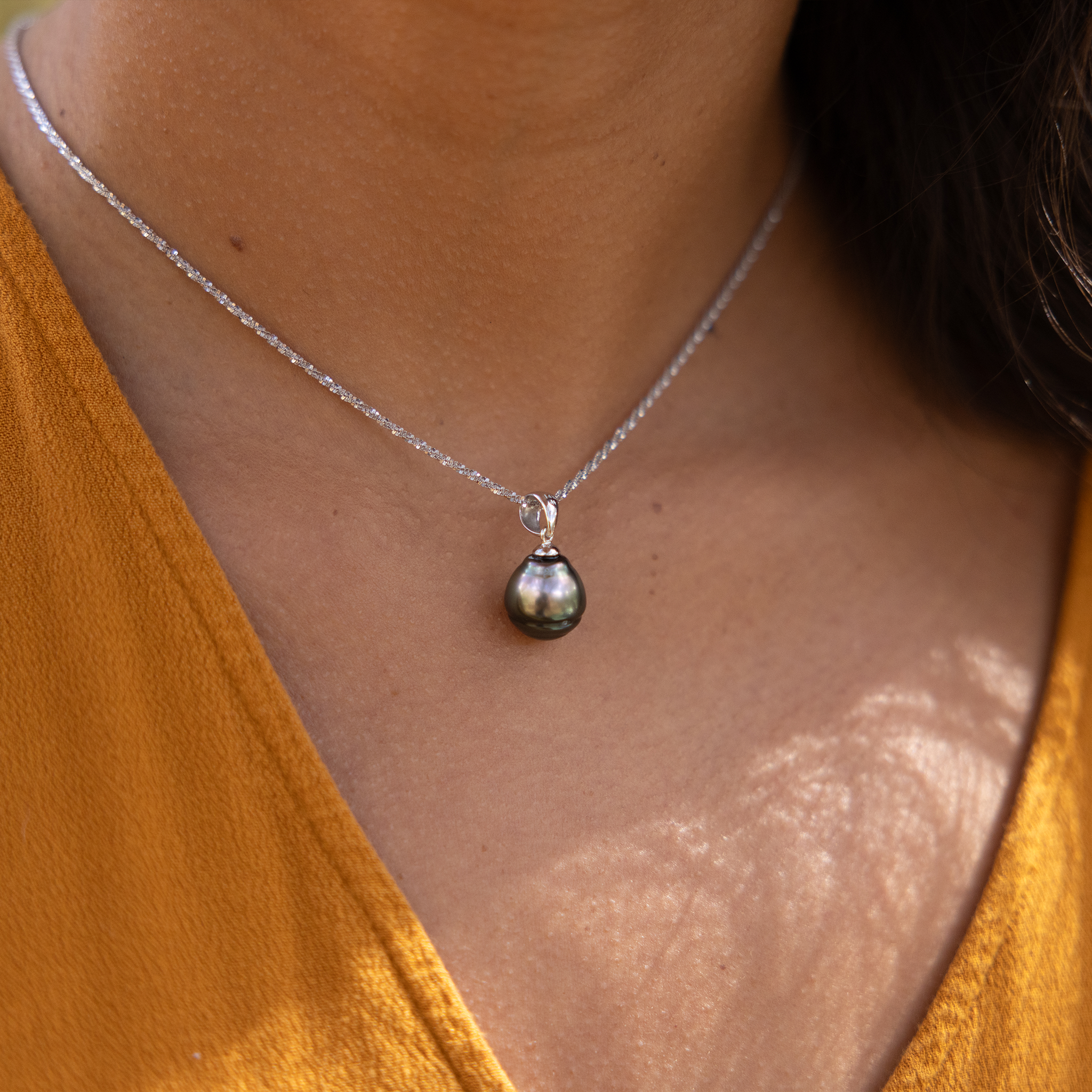 Tahitian Black Pearl Pendant in White Gold - 8-12mm