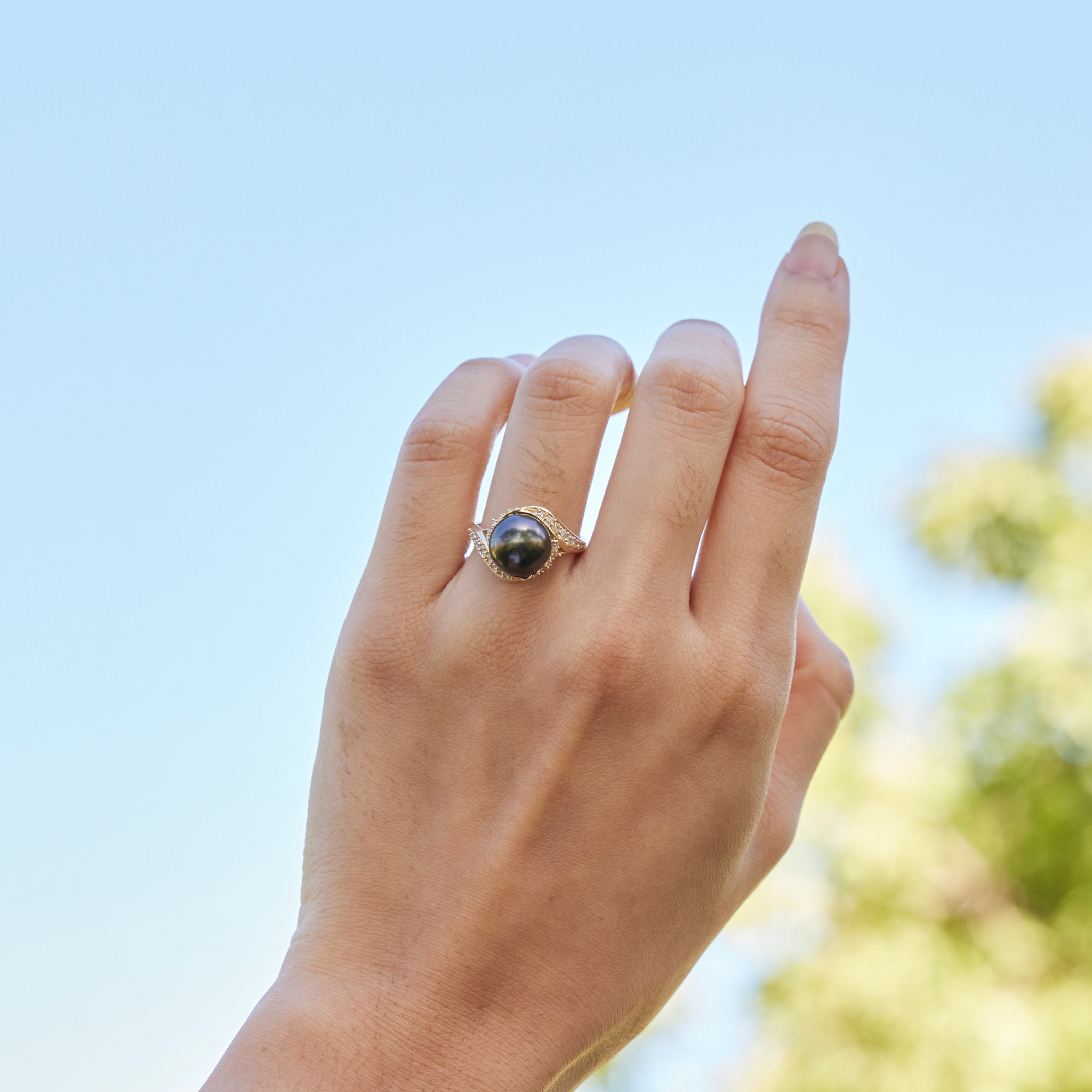 Tahitian Black Pearl Ring in Gold with Diamonds - 10-11mm