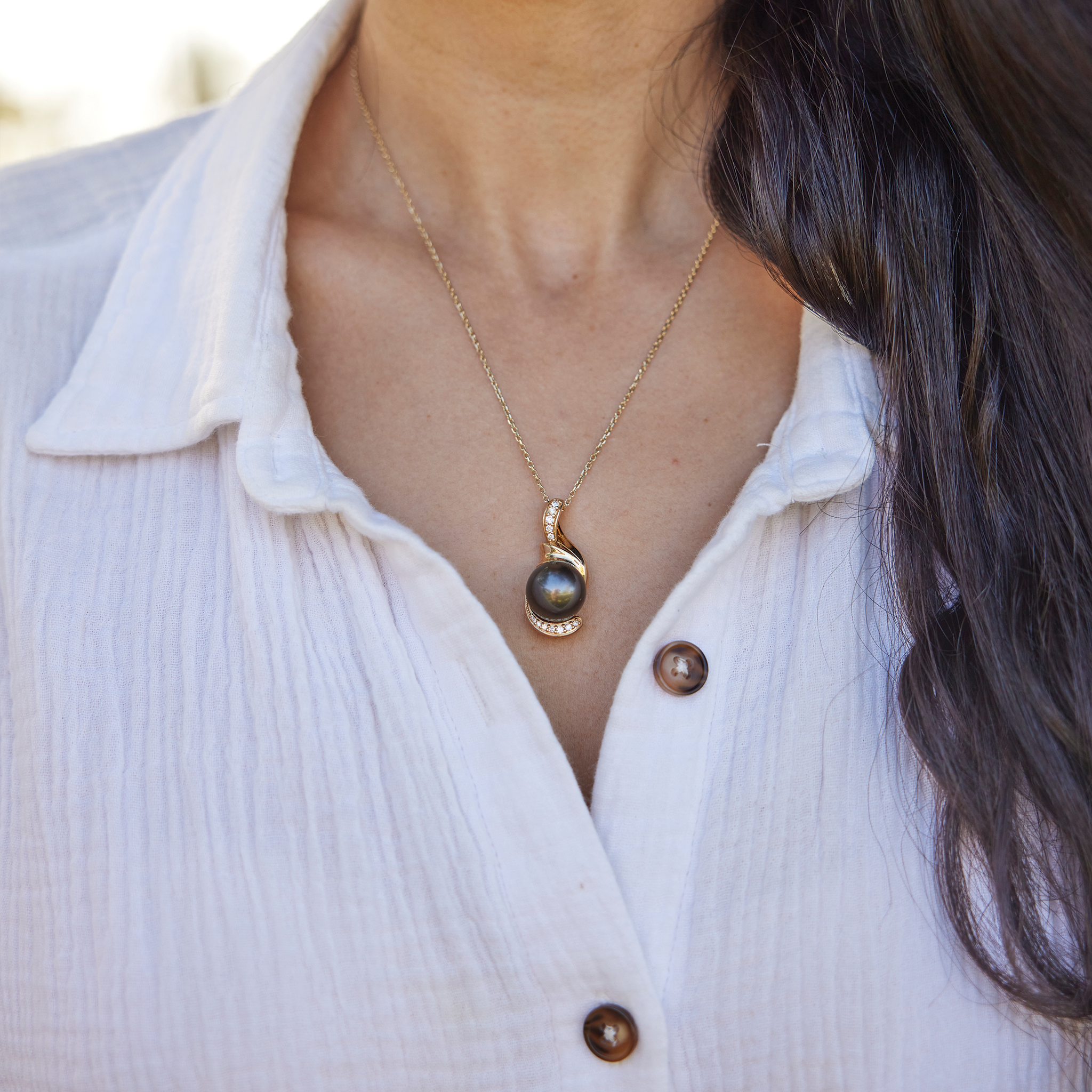 Tahitian Black Pearl Pendant in Gold with Diamonds - 14-15mm