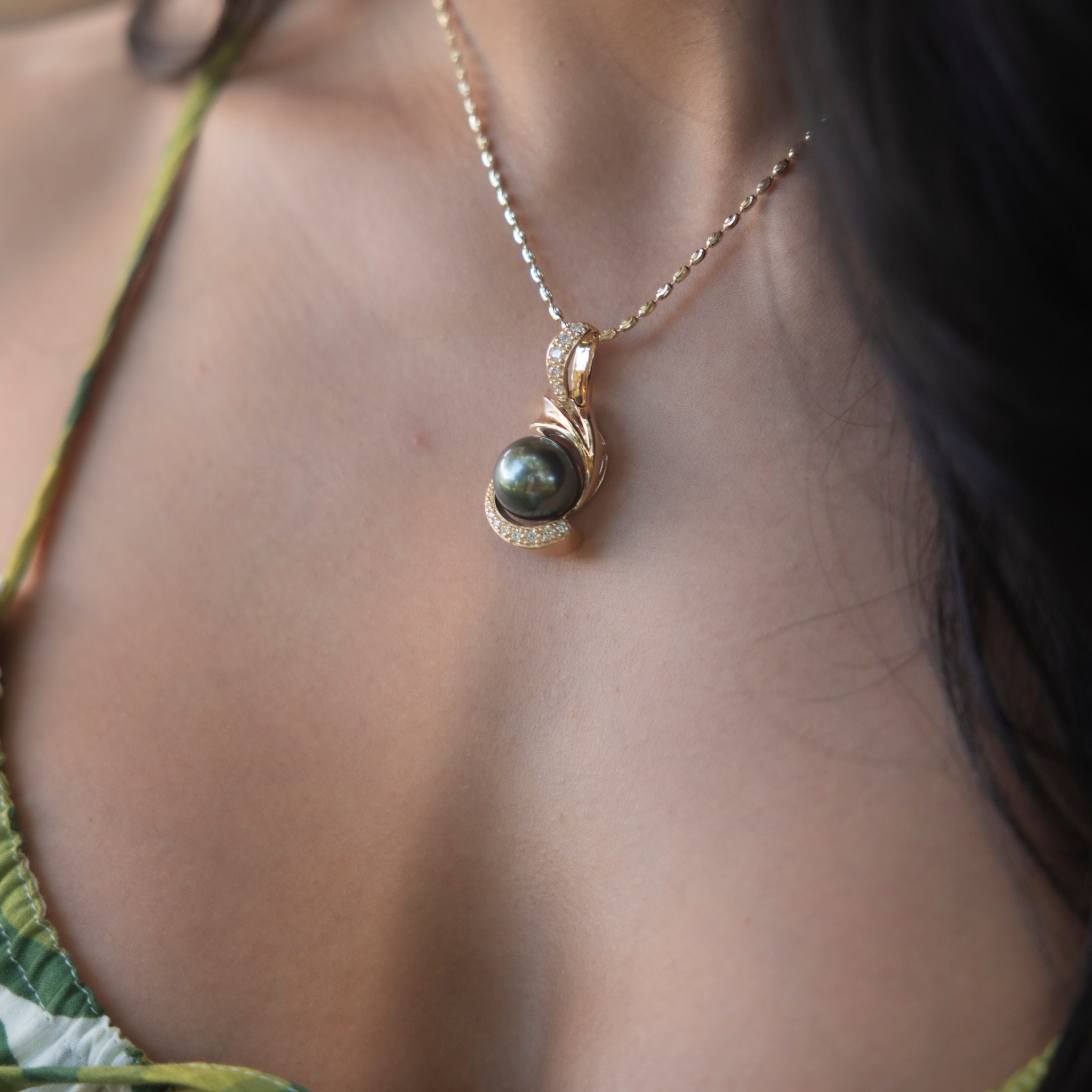 Tahitian Black Pearl Pendant in Gold with Diamonds - 14-15mm