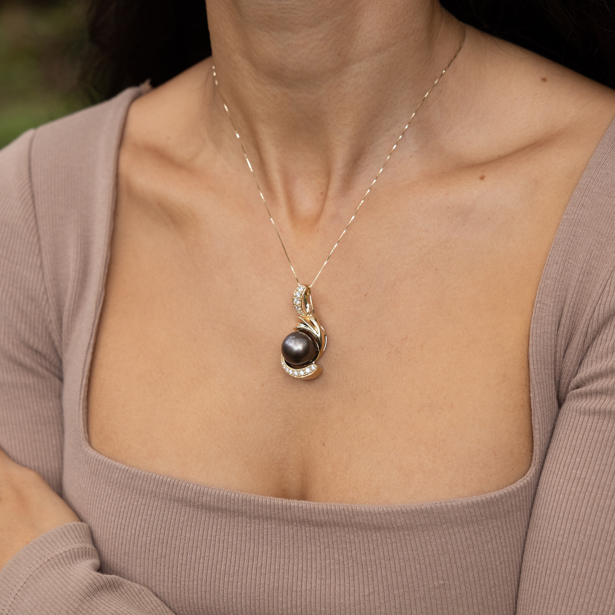 Tahitian Black Pearl Pendant in Gold with Diamonds - 14-15mm