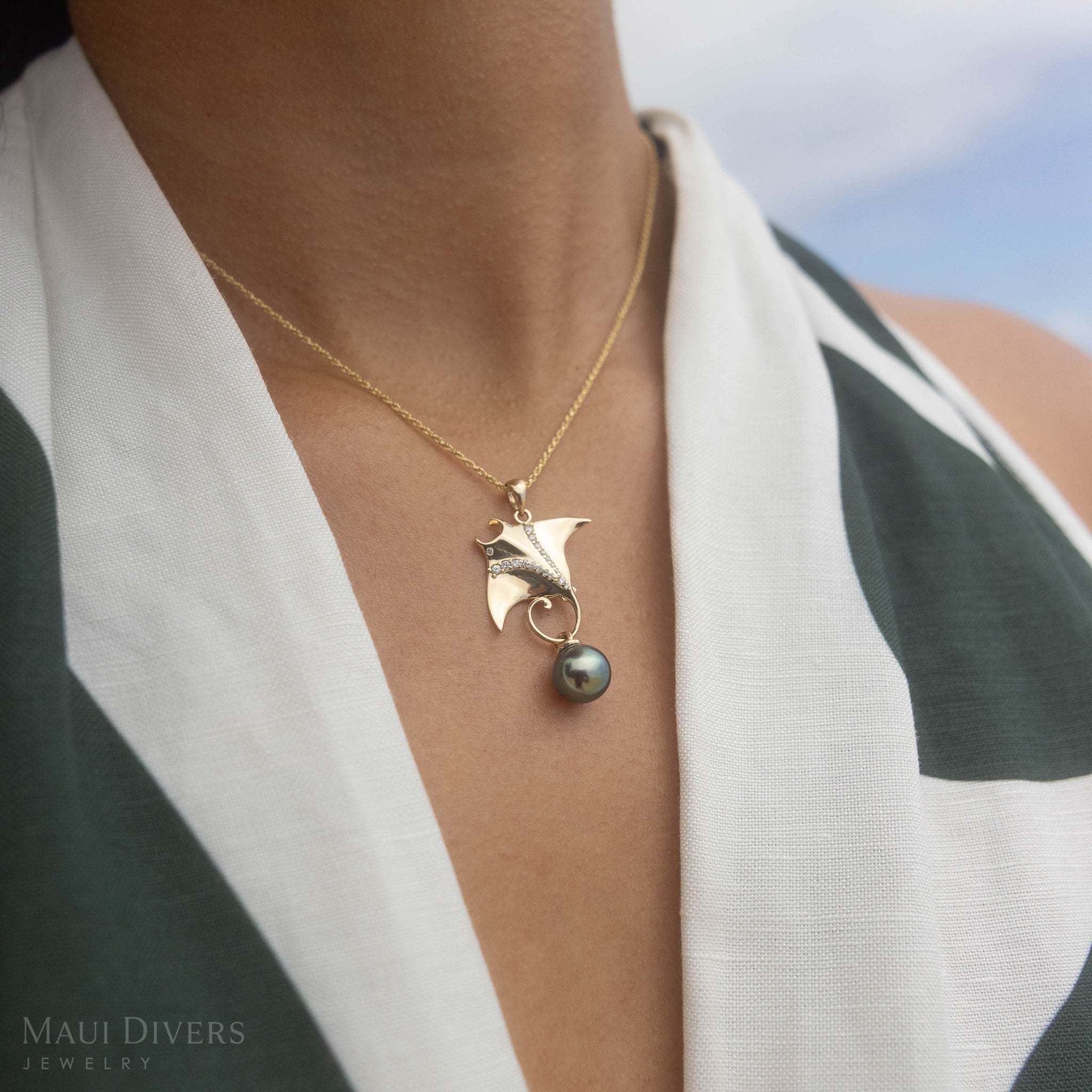 Ocean Dance Manta Ray Tahitian Black Pearl Pendant in Gold with Diamonds - 9-10mm
