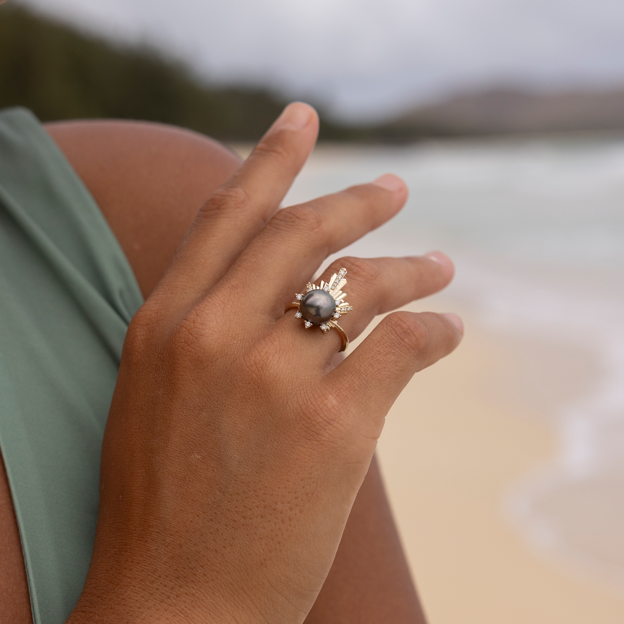 E Hoʻāla Tahitian Black Pearl Ring in Gold with Diamonds - 21mm