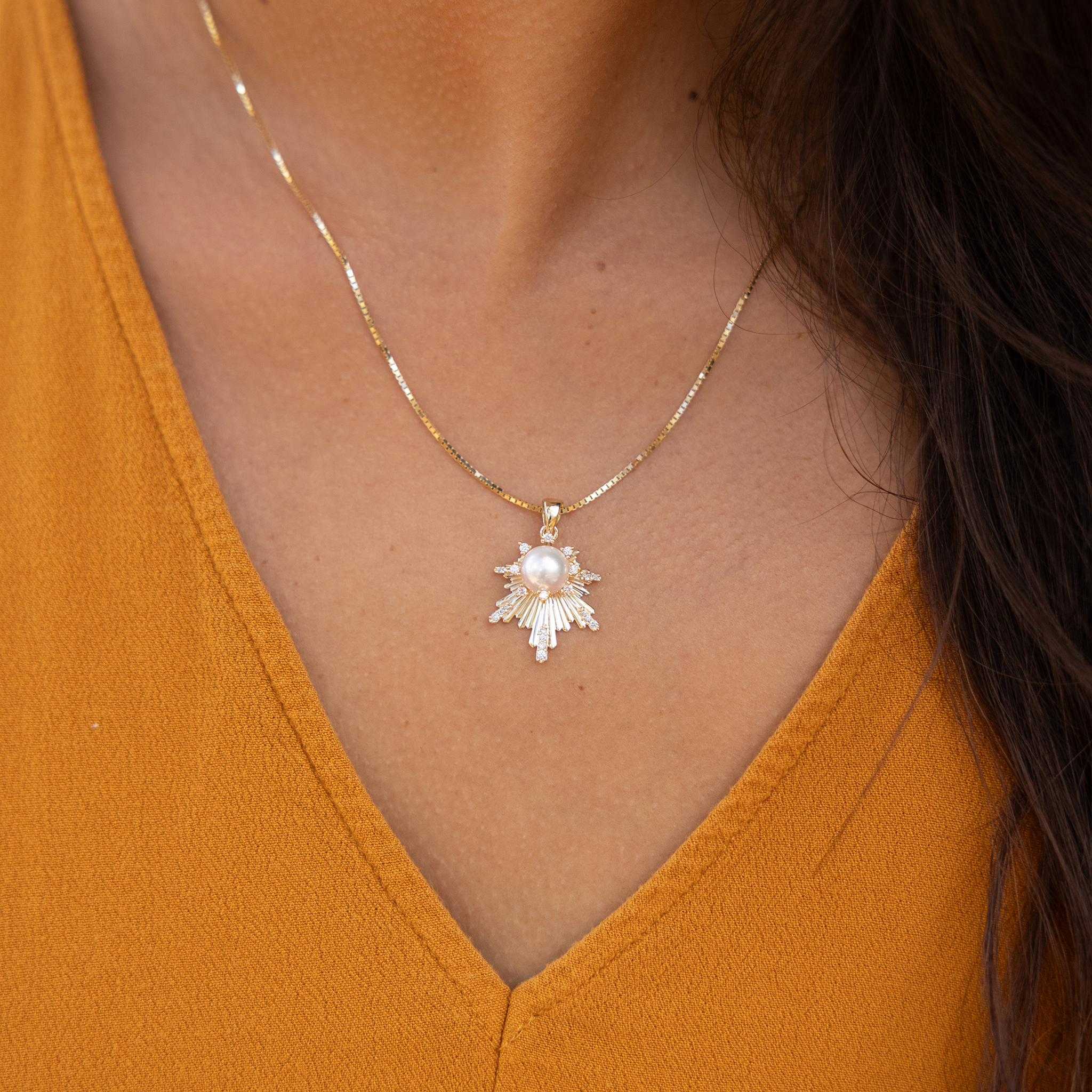 E Hoʻāla Akoya White Pearl Pendant in Gold with Diamonds - 21mm