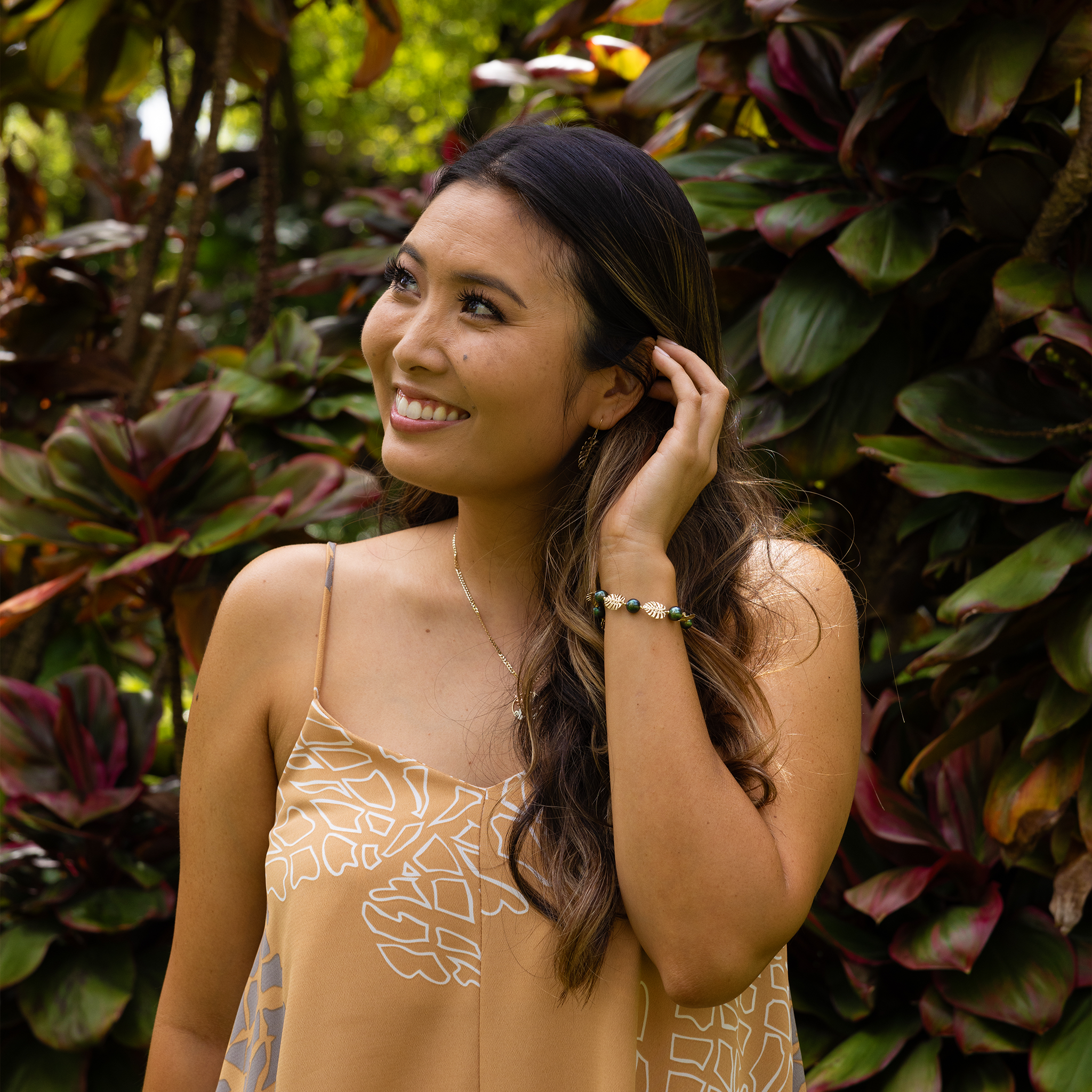 7.5-8.5" Adjustable Monstera Tahitian Black Pearl Bracelet in Gold - 8-9mm