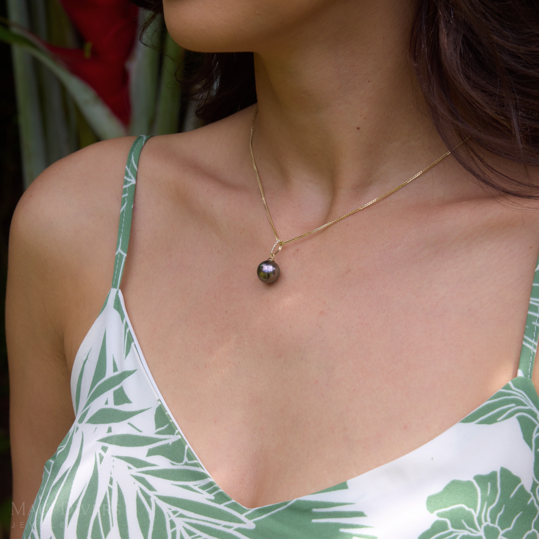 Tahitian Black Pearl Pendant in Gold with Diamonds - 12-14mm