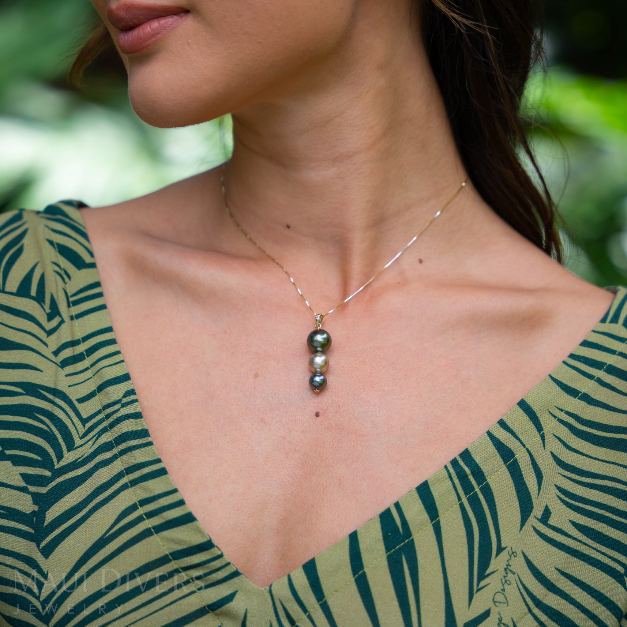 Tahitian Black Pearl Pendant in Gold - 8-13mm