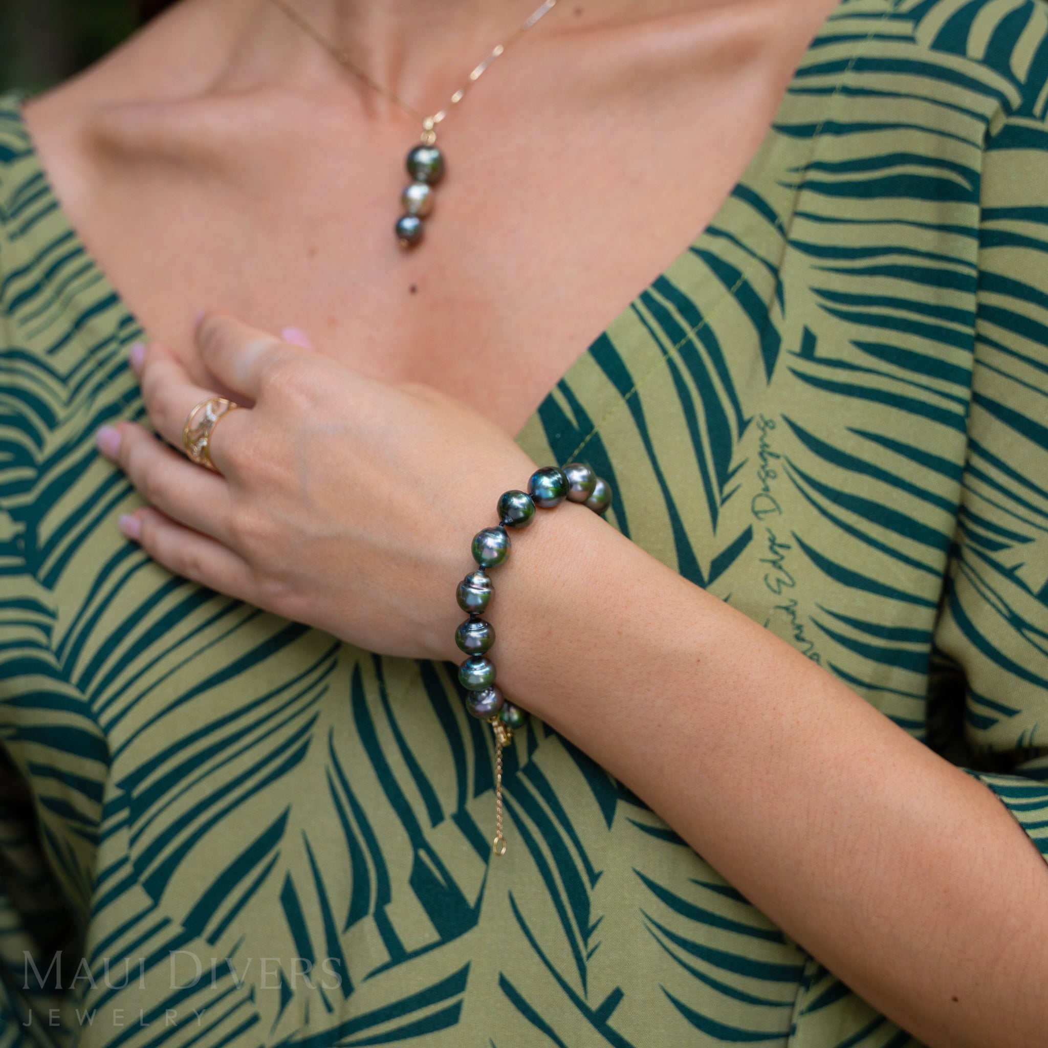 7.5-9" Adjustable Tahitian Black Pearl Bracelet in Gold - 10-12mm