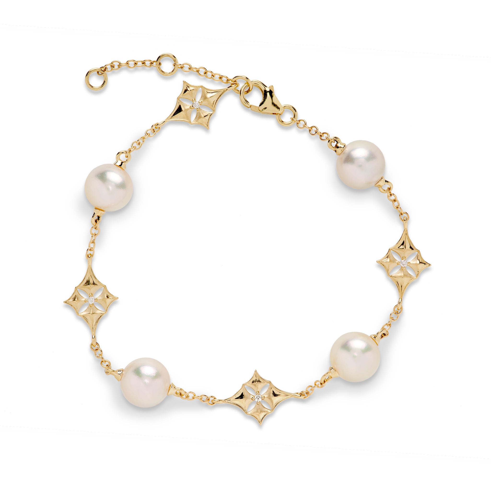 Top view of the 7-8" Hawaiian Quilted Star 8mm Akoya White Pearl Bracelet in Gold with Diamonds on a white background