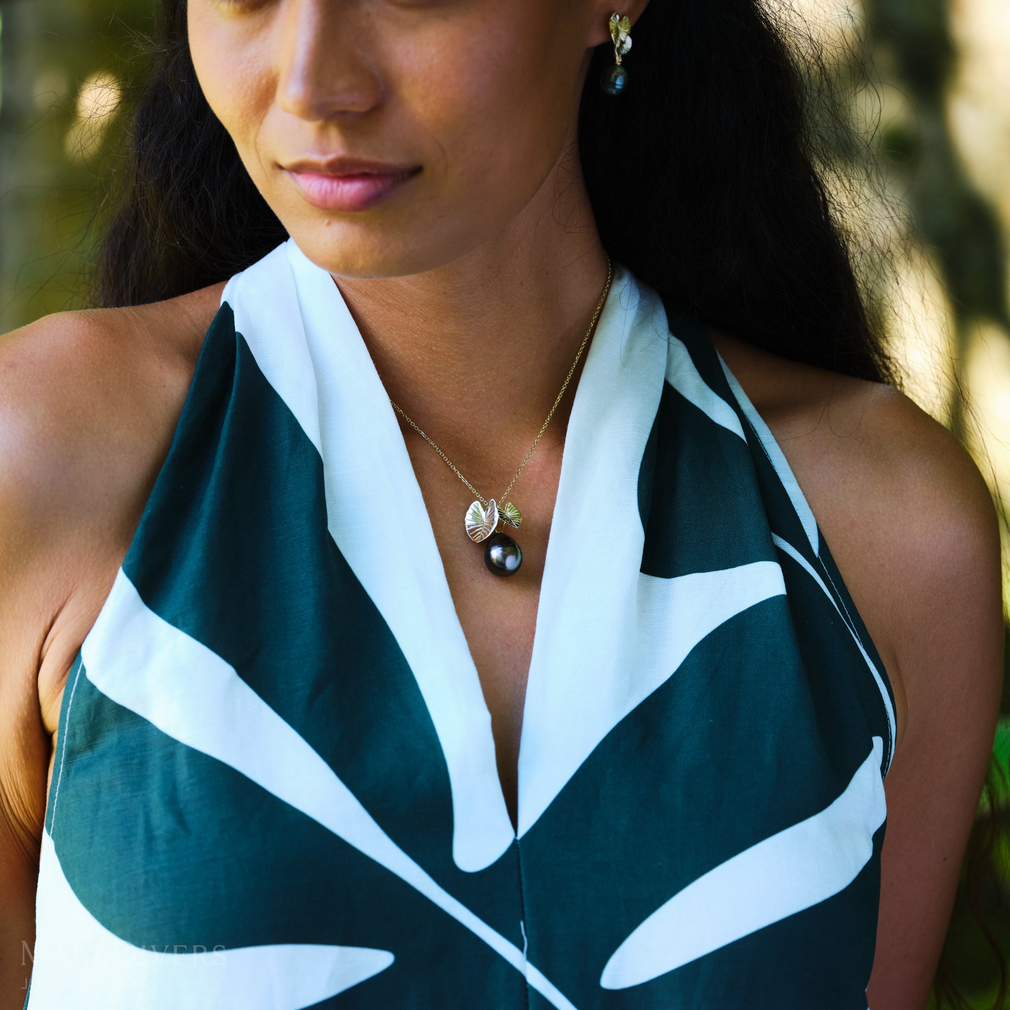 Kalo Circle Tahitian Black Pearl Pendant in Gold - 12-15mm