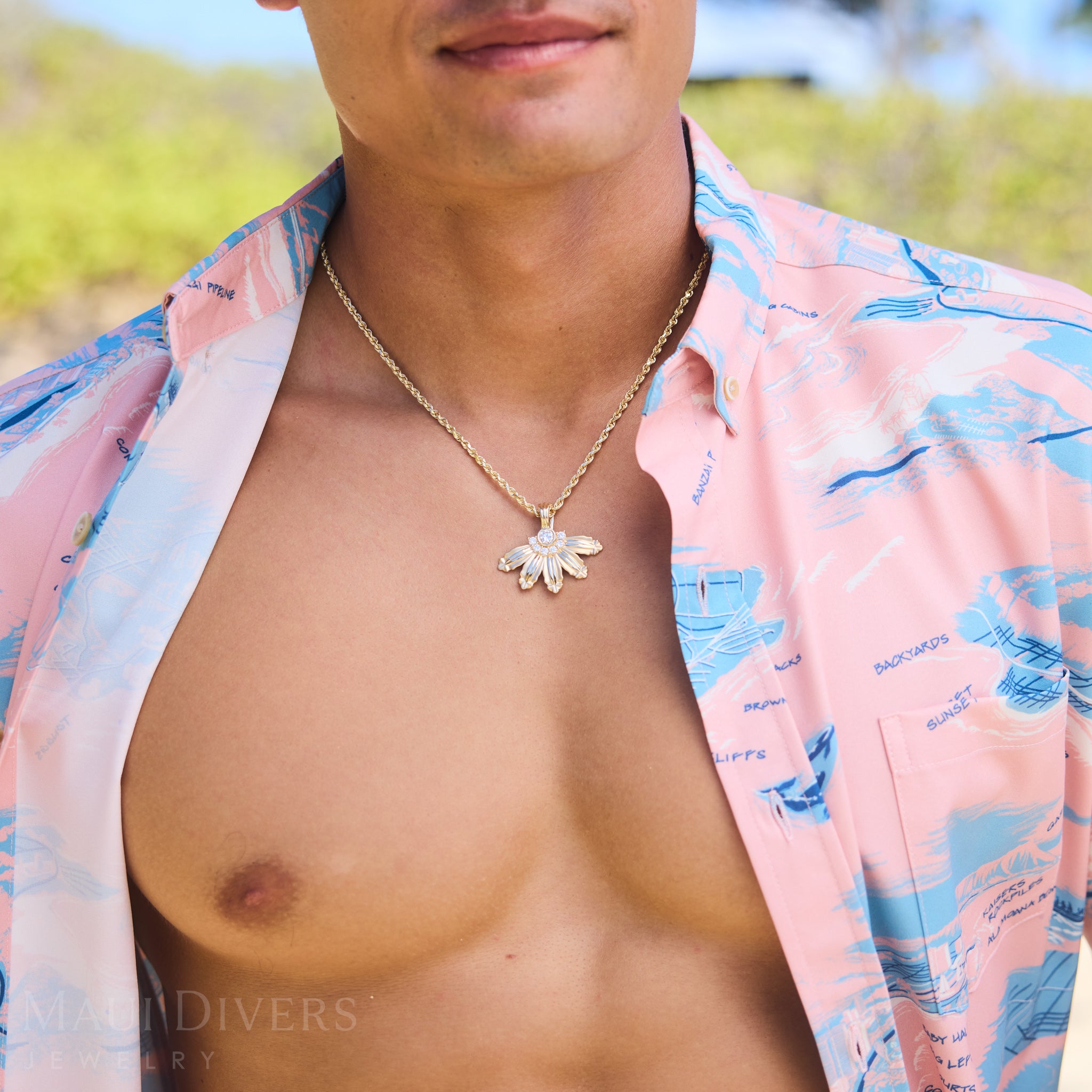 Mountain Naupaka Pendant in Gold with Lab Grown Diamonds - 40mm