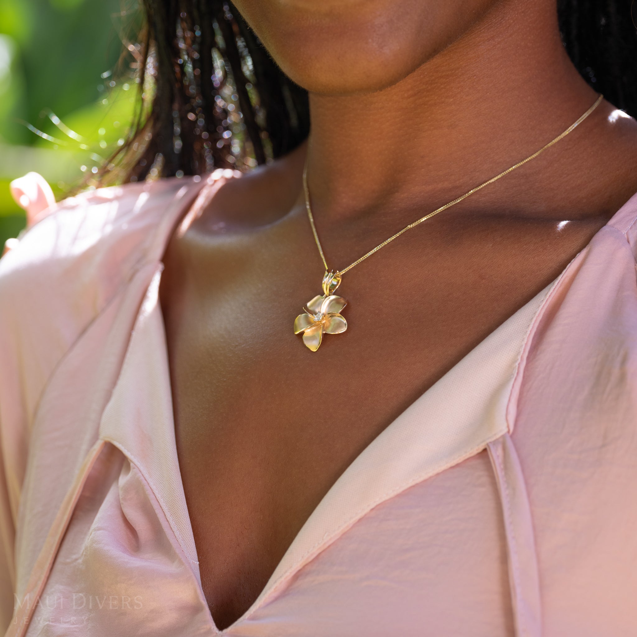 Plumeria Pendant in Gold with Diamond - 23mm