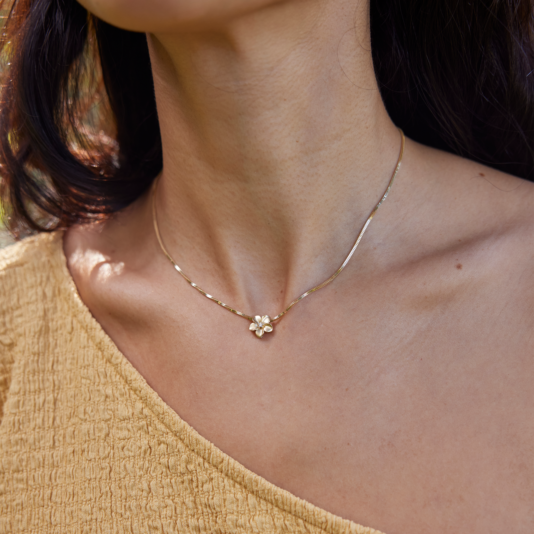 Plumeria Pendant in Gold with Diamond - 11mm