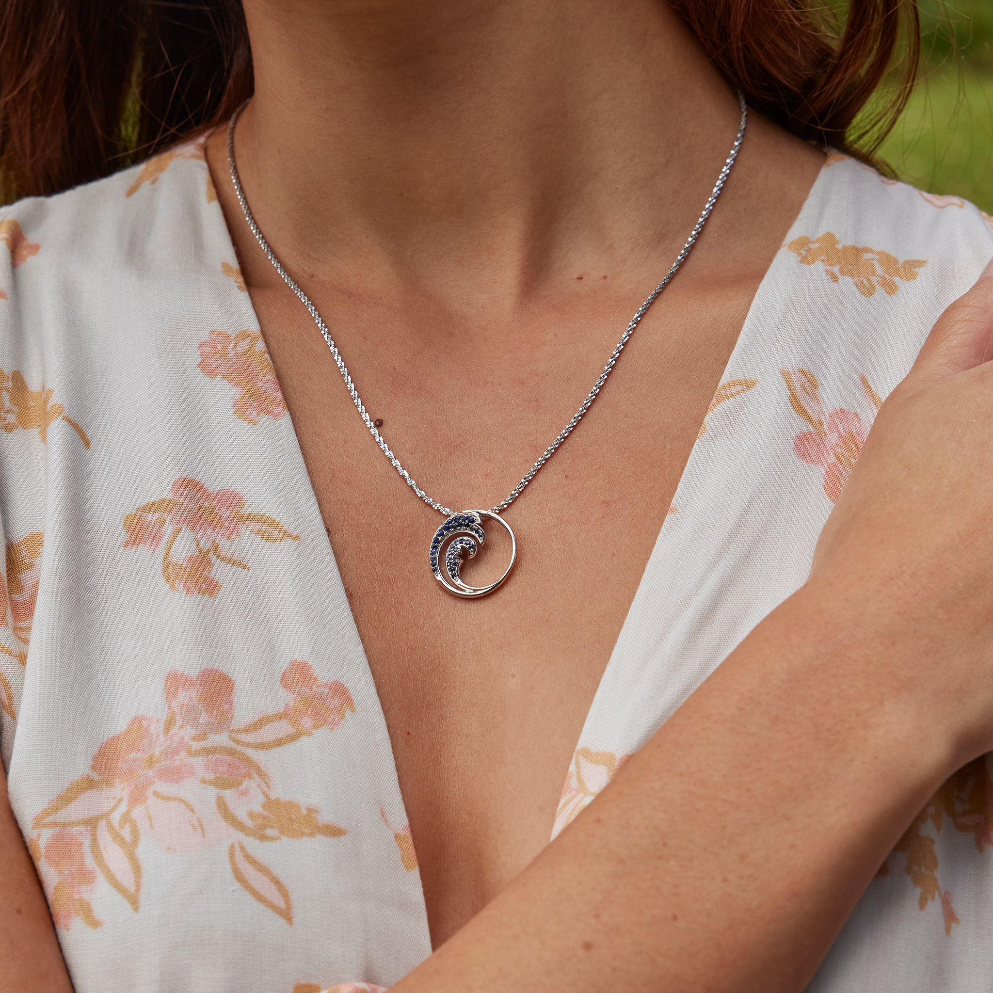 Nalu Pendant in White Gold with Blue Sapphires - 22mm