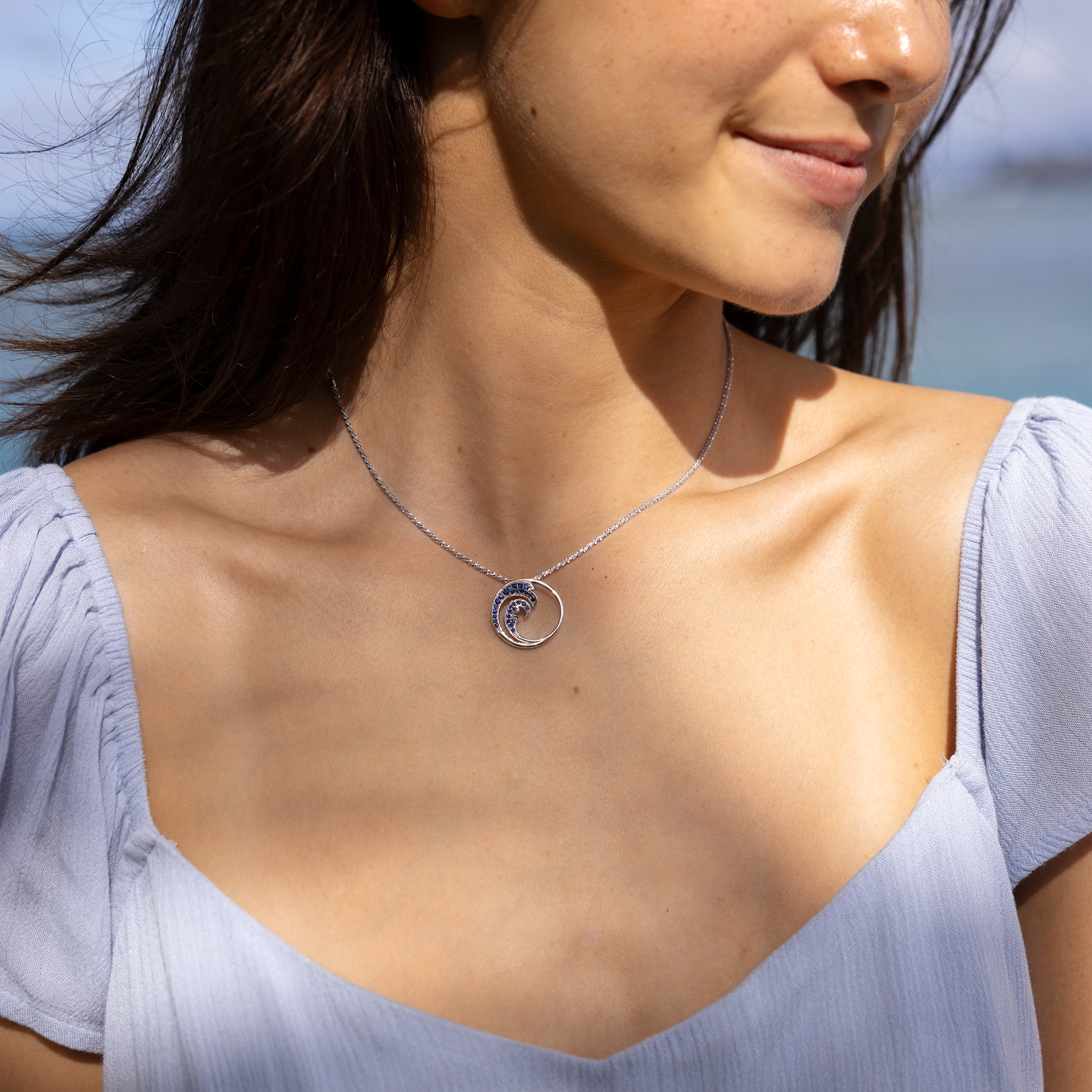 Nalu Pendant in White Gold with Blue Sapphires - 22mm