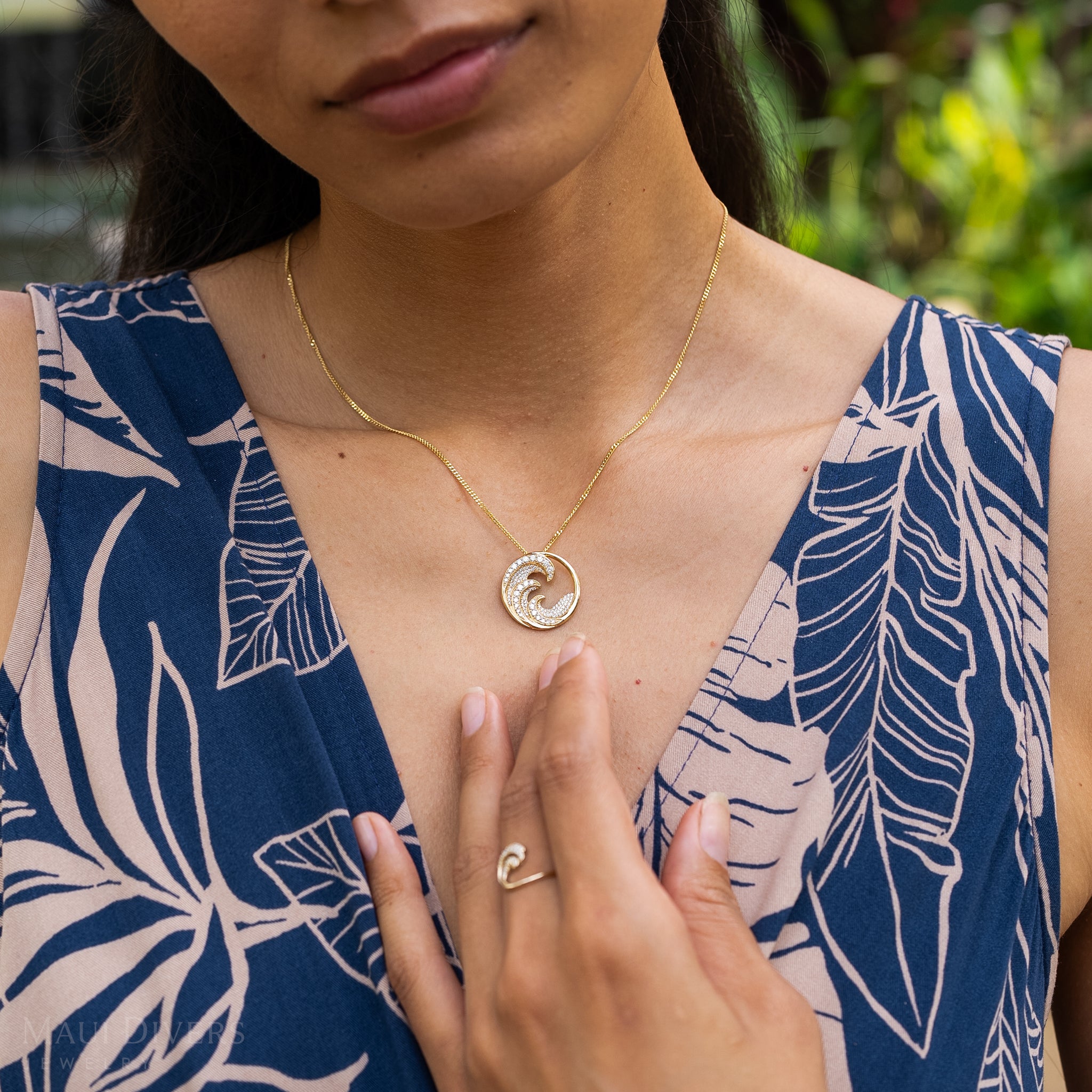 Nalu Pendant in Gold with Diamonds - 22mm