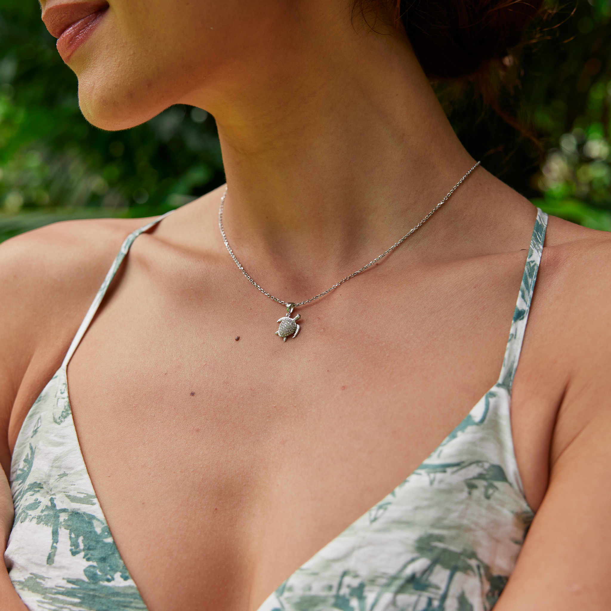 Honu Pendant in White Gold with Diamonds - 13mm