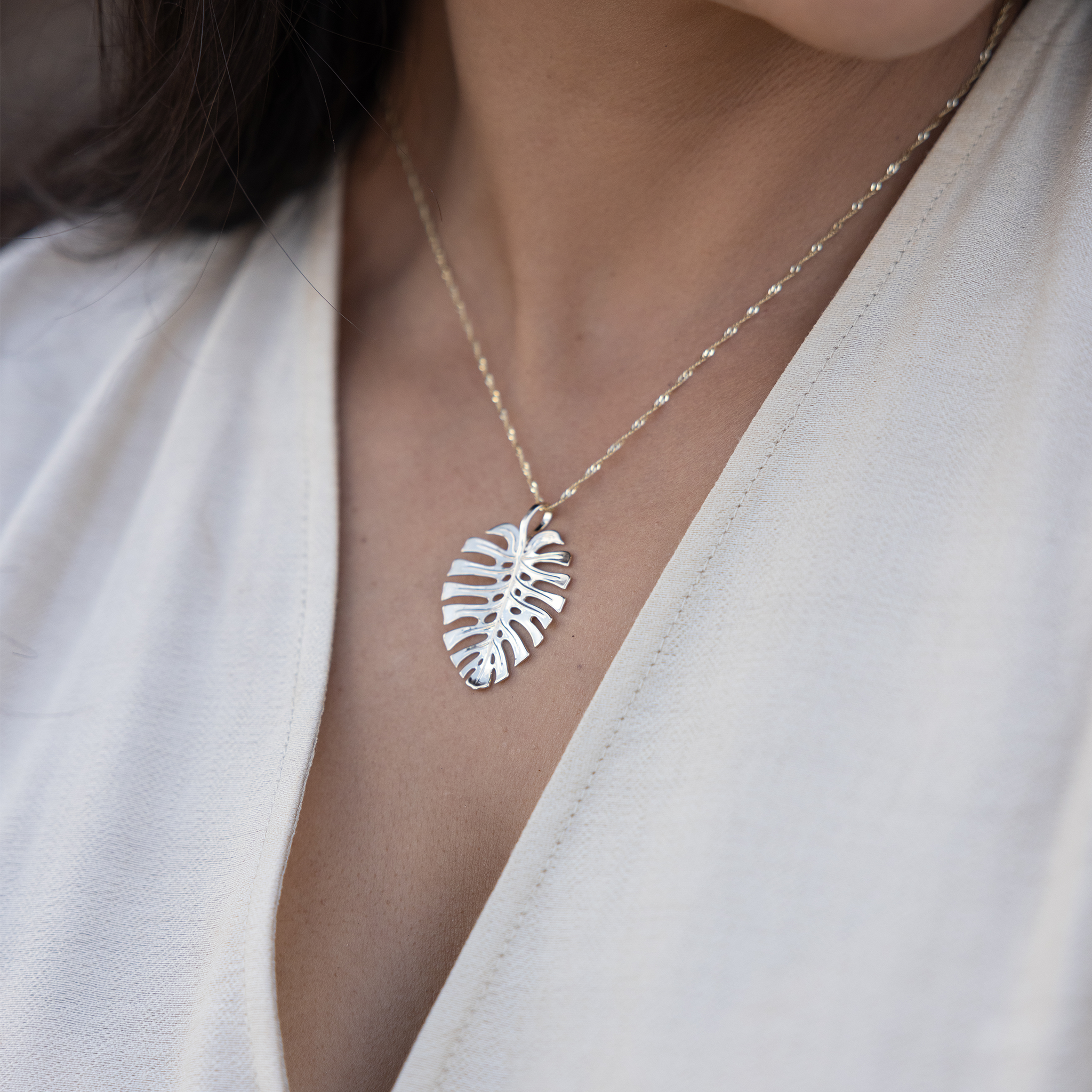 Monstera Pendant in Gold - 35mm