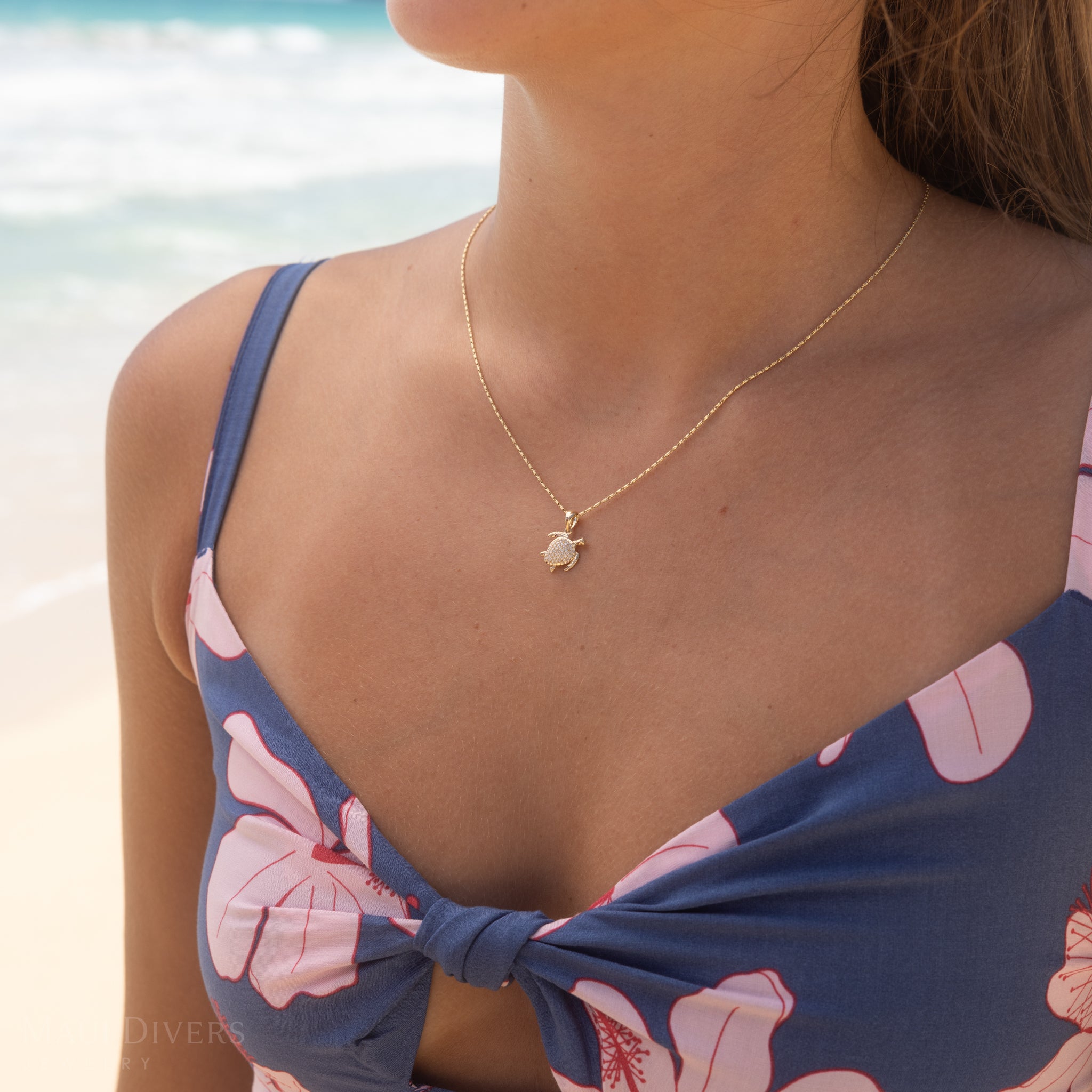 Honu Pendant in Gold with Diamonds - 13mm