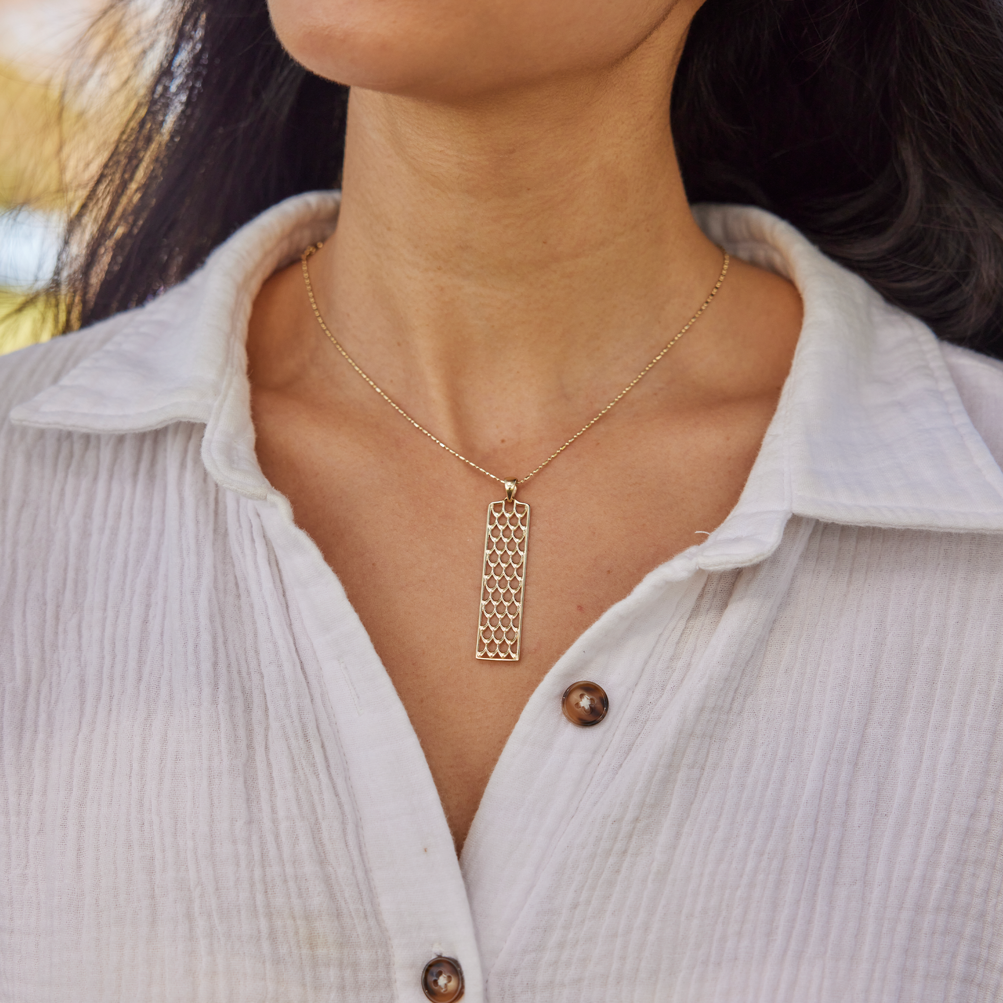 Kamohoaliʻi ʻIwa Bird Feather Pendant in Gold - 50mm