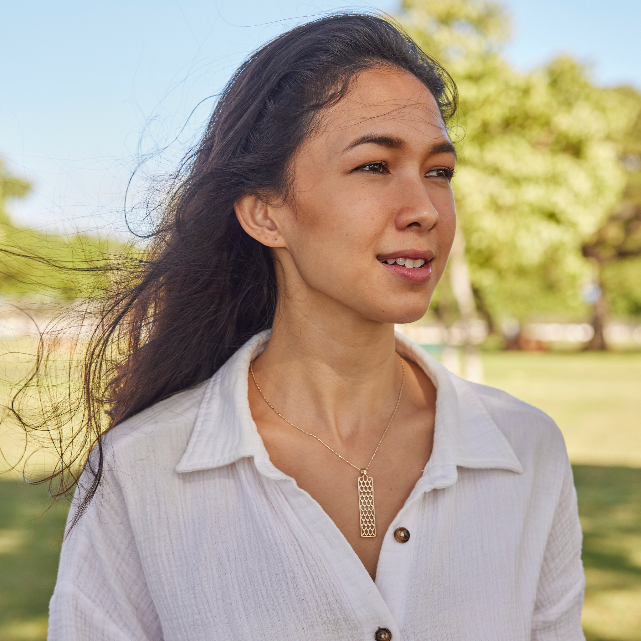 Kamohoaliʻi ʻIwa Bird Feather Pendant in Gold - 50mm