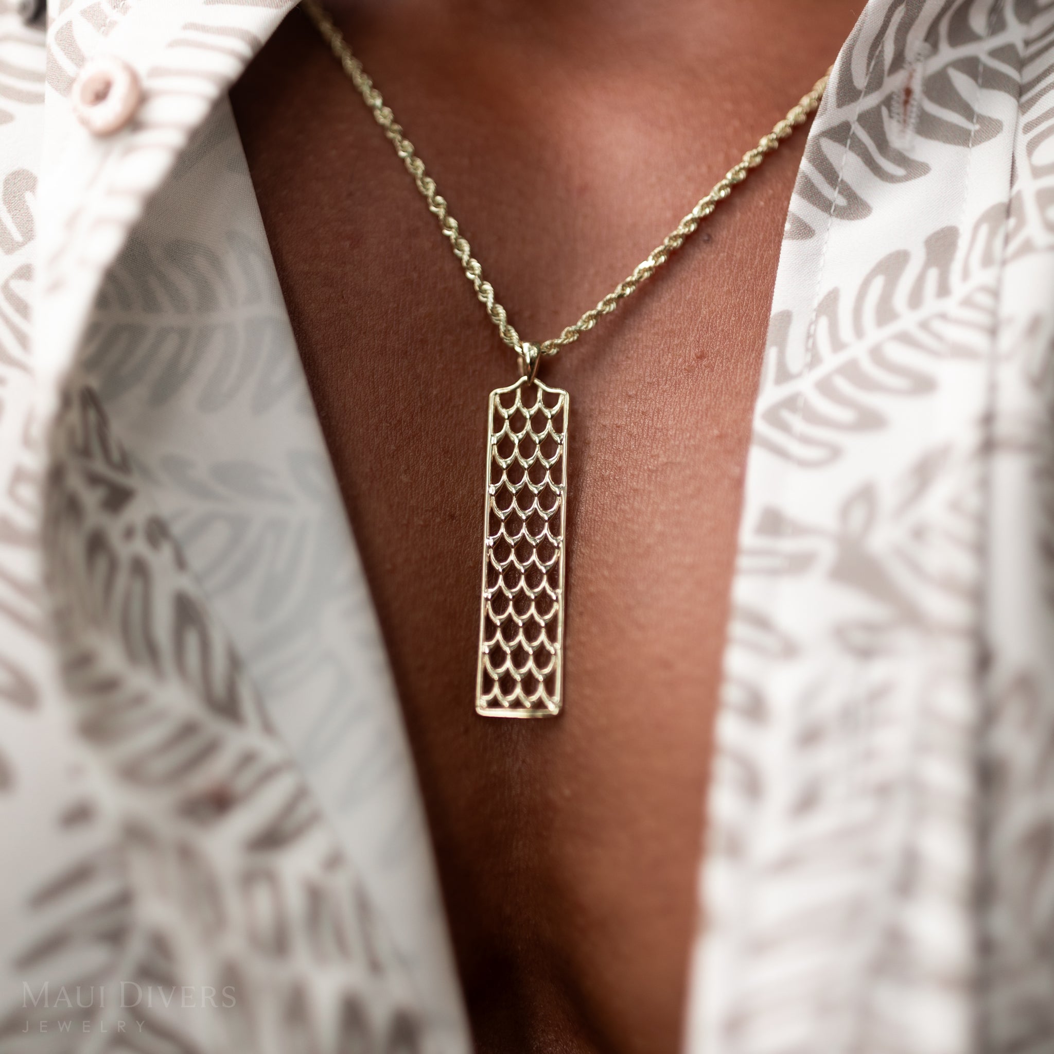 Kamohoaliʻi ʻIwa Bird Feather Pendant in Gold - 50mm