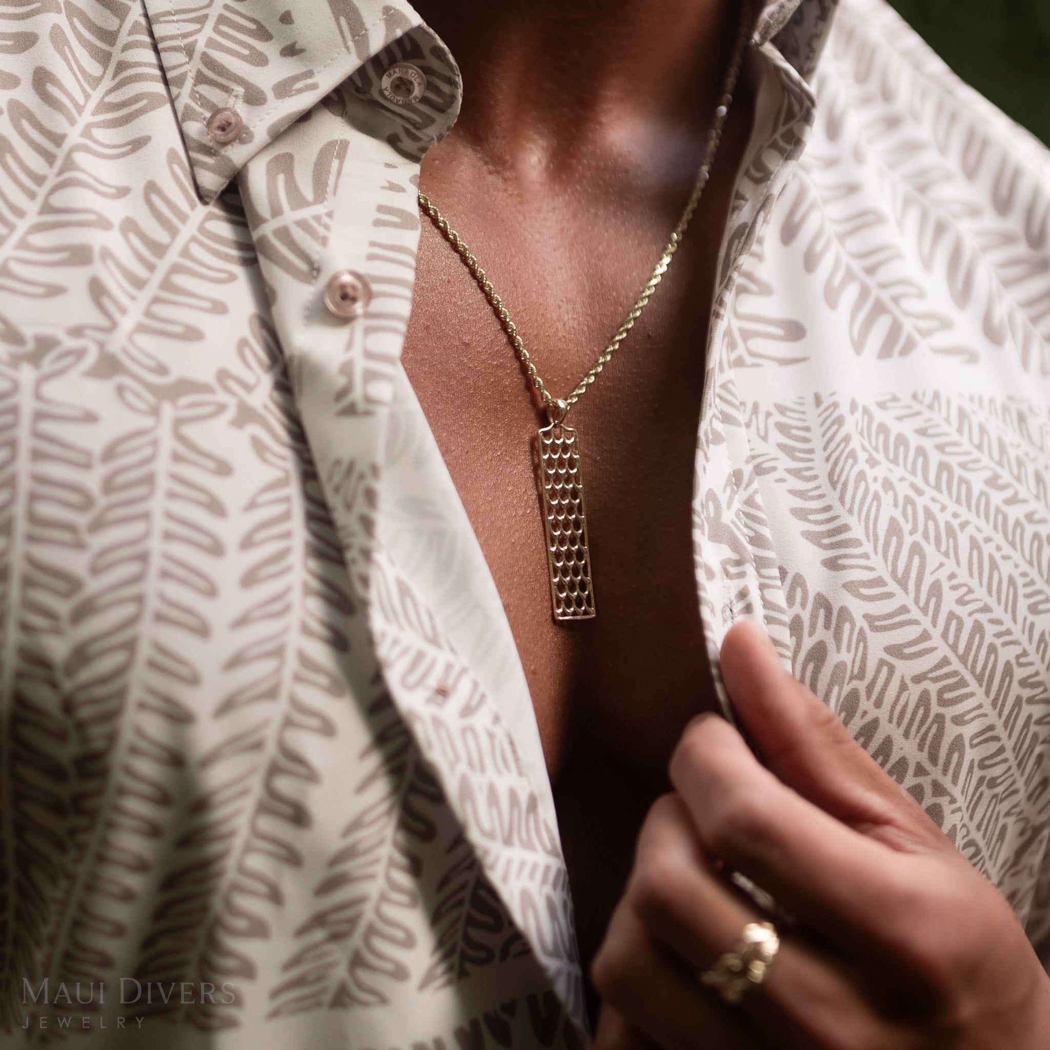 Kamohoaliʻi ʻIwa Bird Feather Pendant in Gold - 50mm