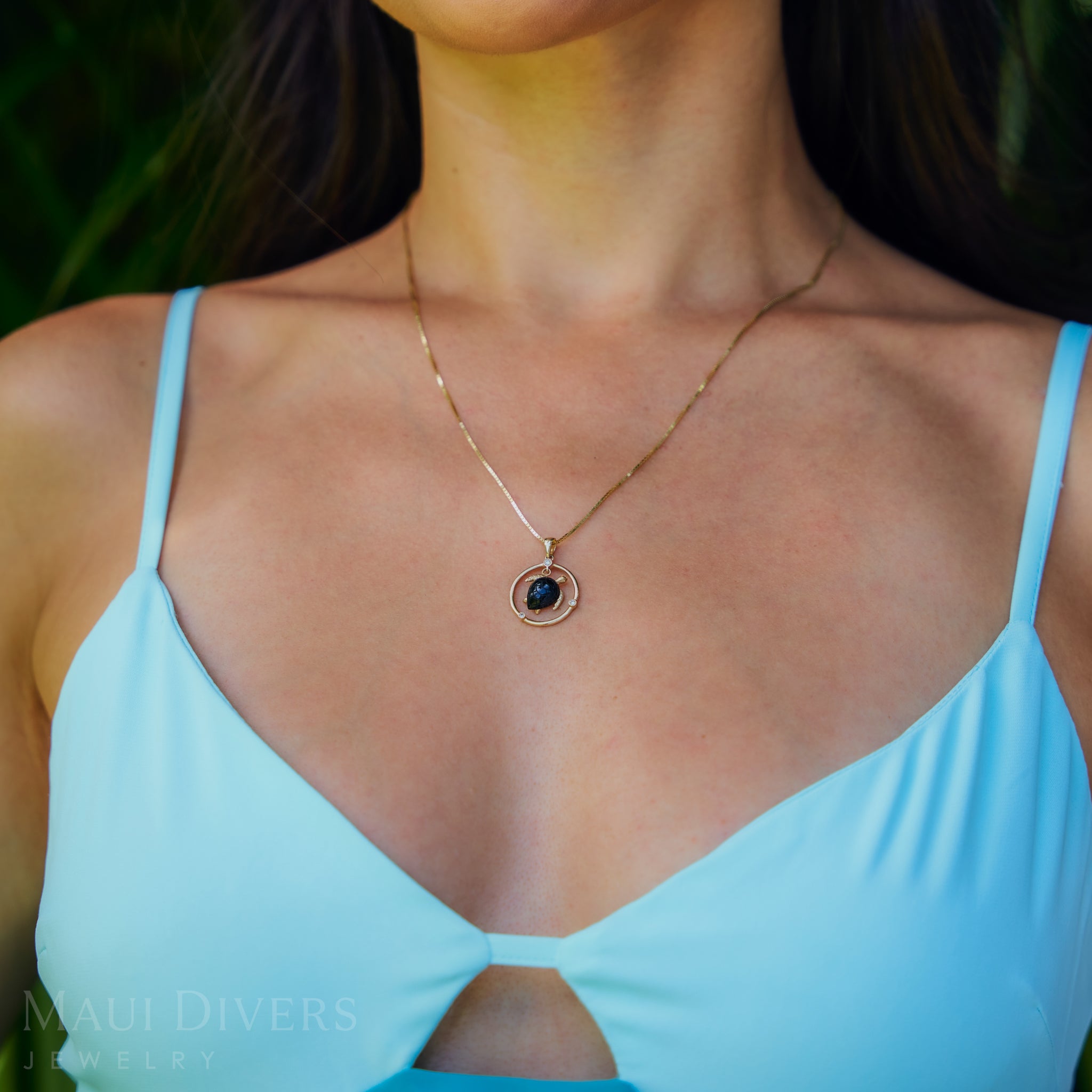 Honu Black Coral Pendant in Gold with Diamonds - 18mm