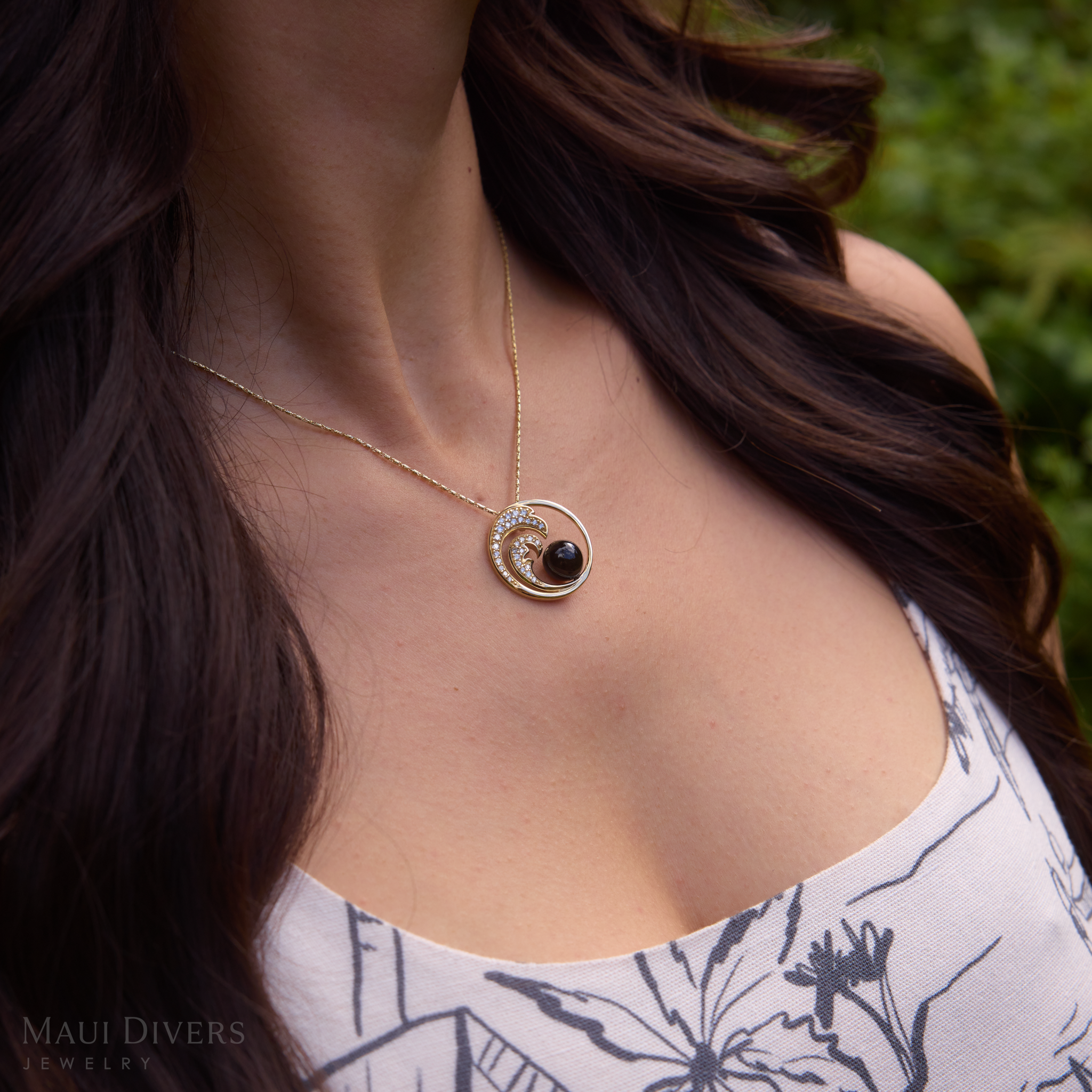 Nalu Black Coral Pendant in Gold with Diamonds - 24mm